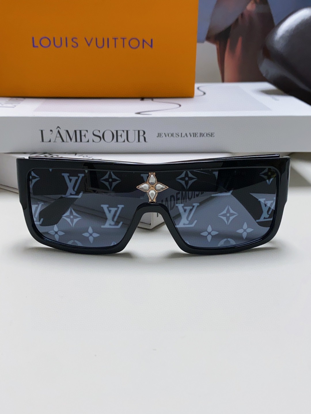  LV路易威登 2025欧美男女遮脸显瘦新潮防紫外线一体风镜墨镜网红板材太阳眼镜 超强护目镜