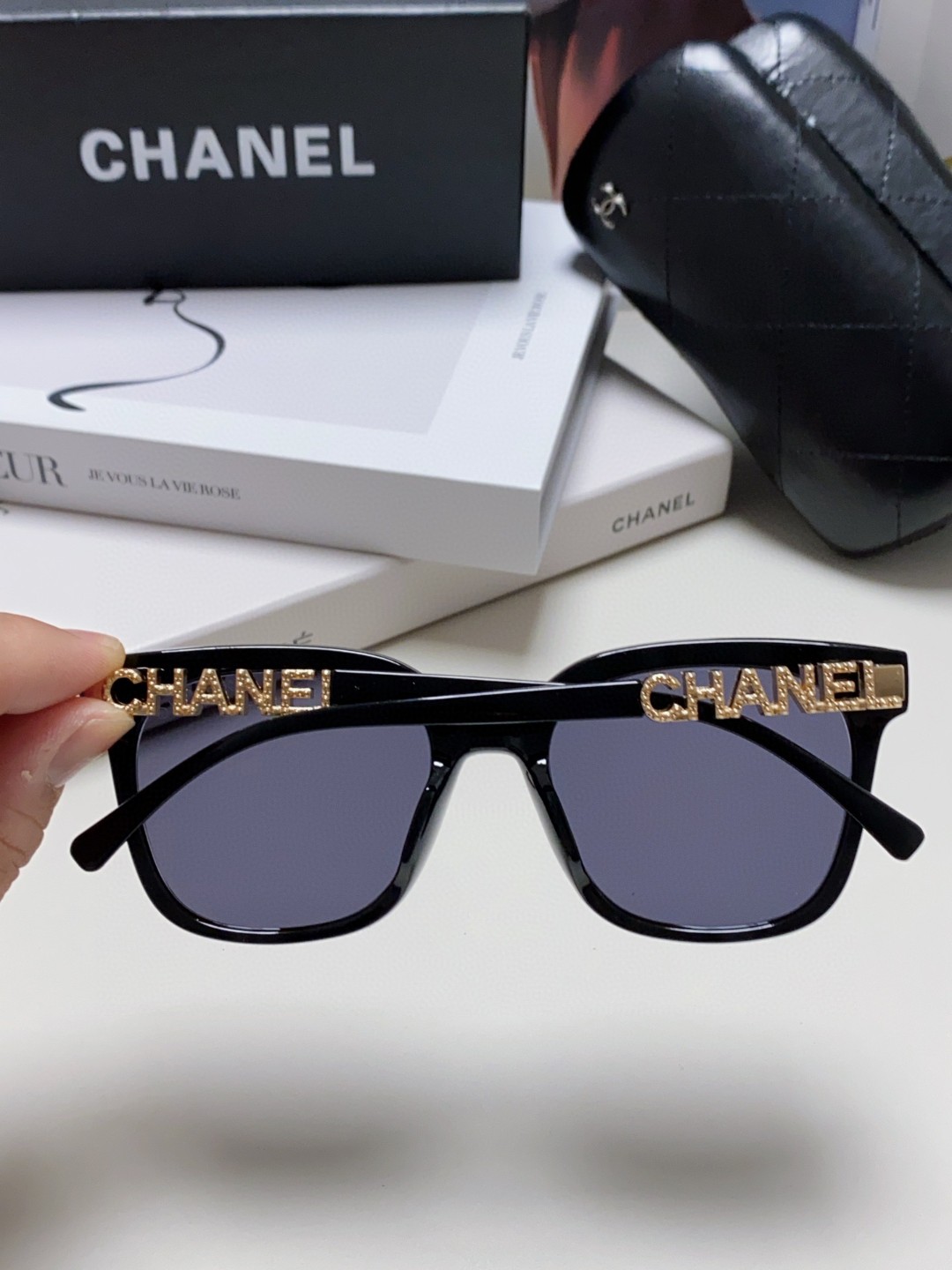  CHANEL 香奈儿  爆款添增新色
独家首发 带钻  镂空字样特别好看 修饰脸型神器
开挂新品小红书