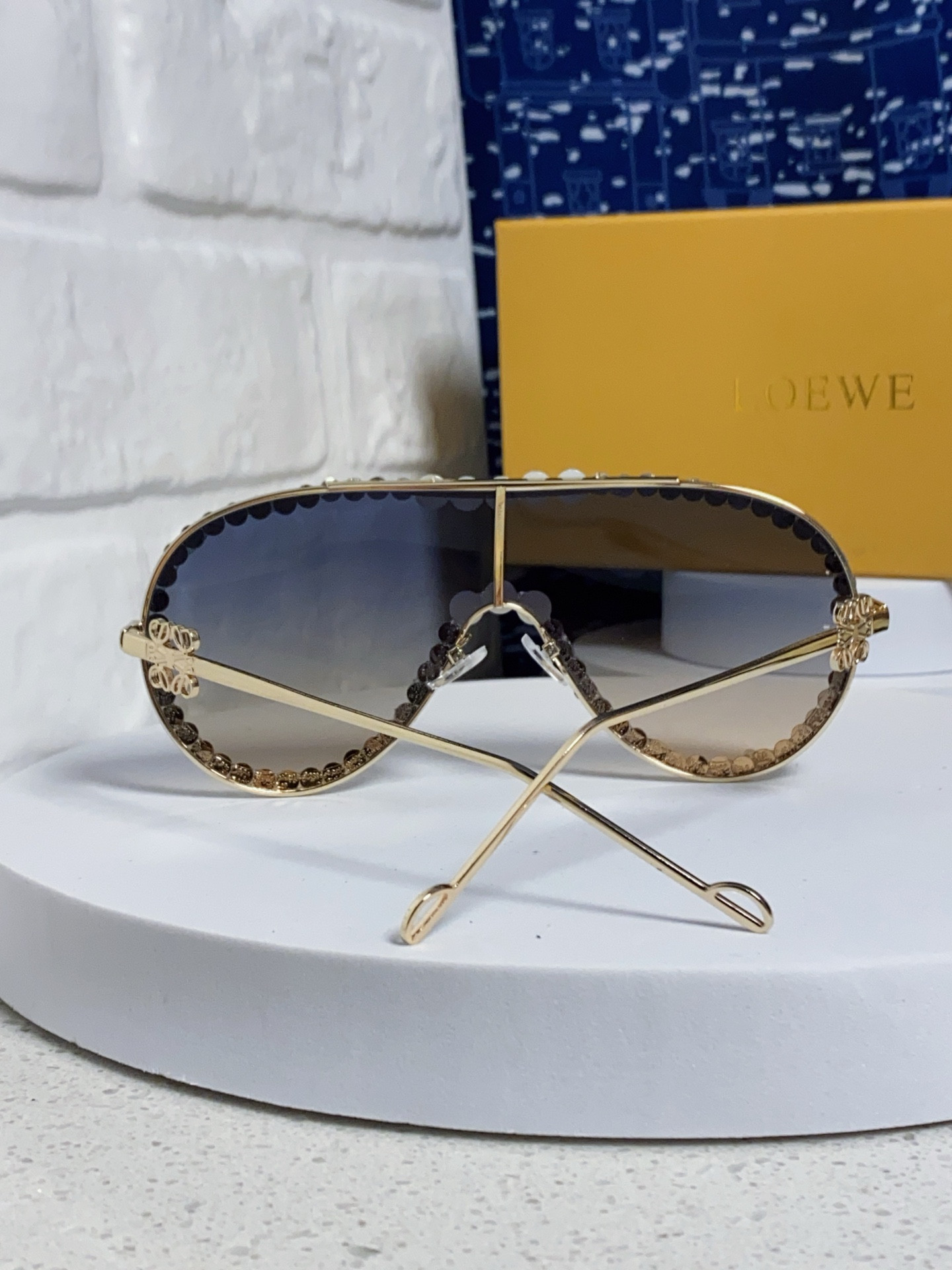  Loewe罗意威 2025新款大框一体太阳镜欧美个性镶钻珍珠奢华嘻哈时尚墨镜 