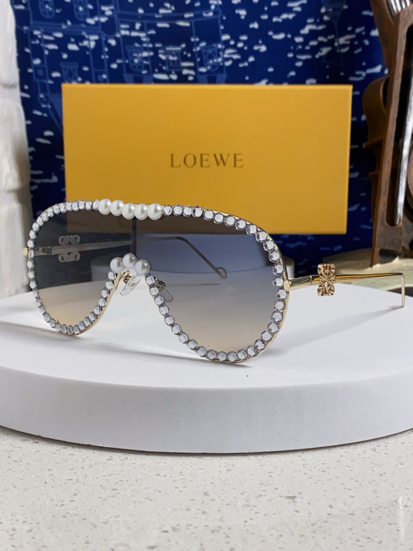  Loewe罗意威 2025新款大框一体太阳镜欧美个性镶钻珍珠奢华嘻哈时尚墨镜 