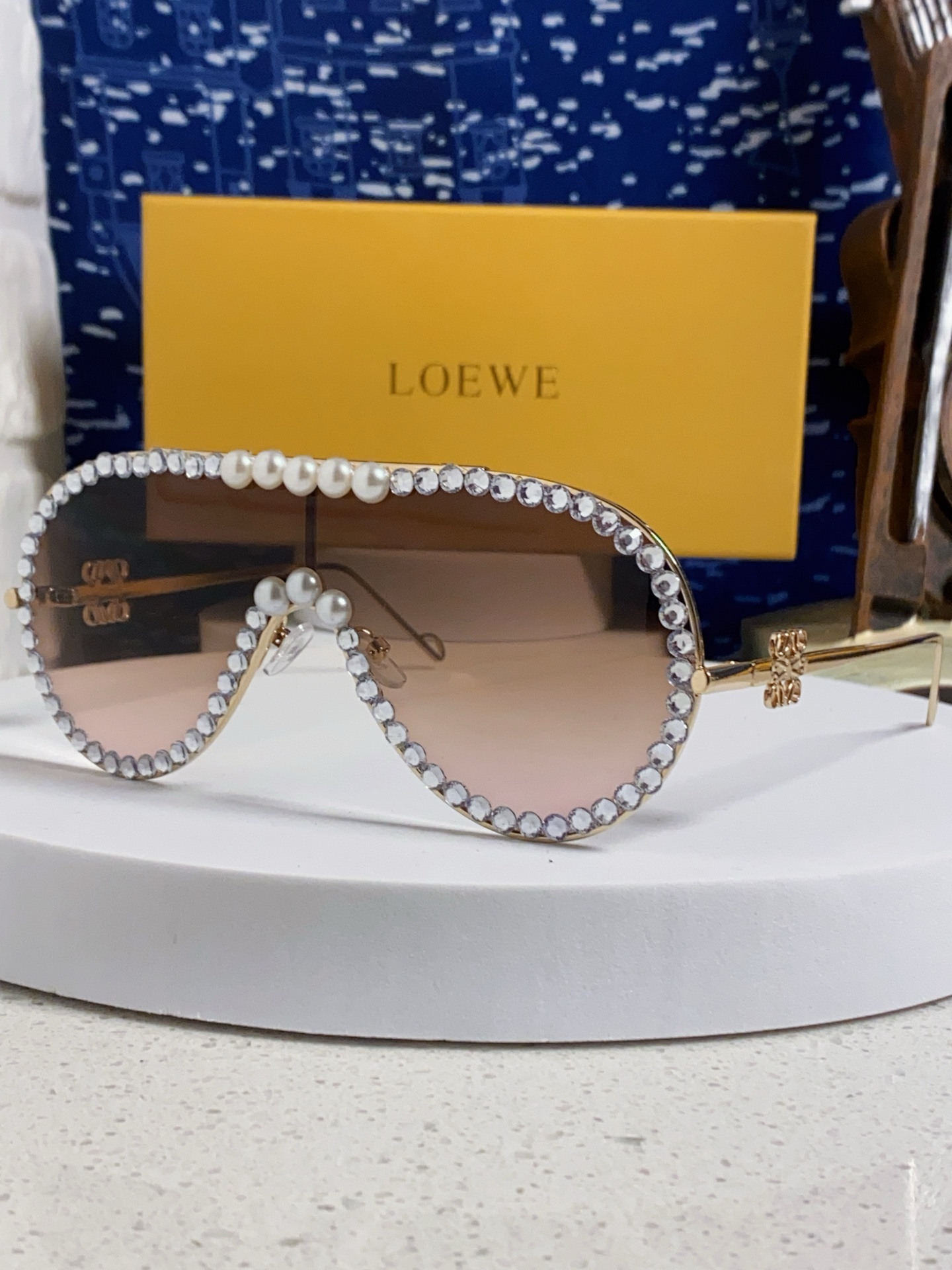  Loewe罗意威 2025新款大框一体太阳镜欧美个性镶钻珍珠奢华嘻哈时尚墨镜 