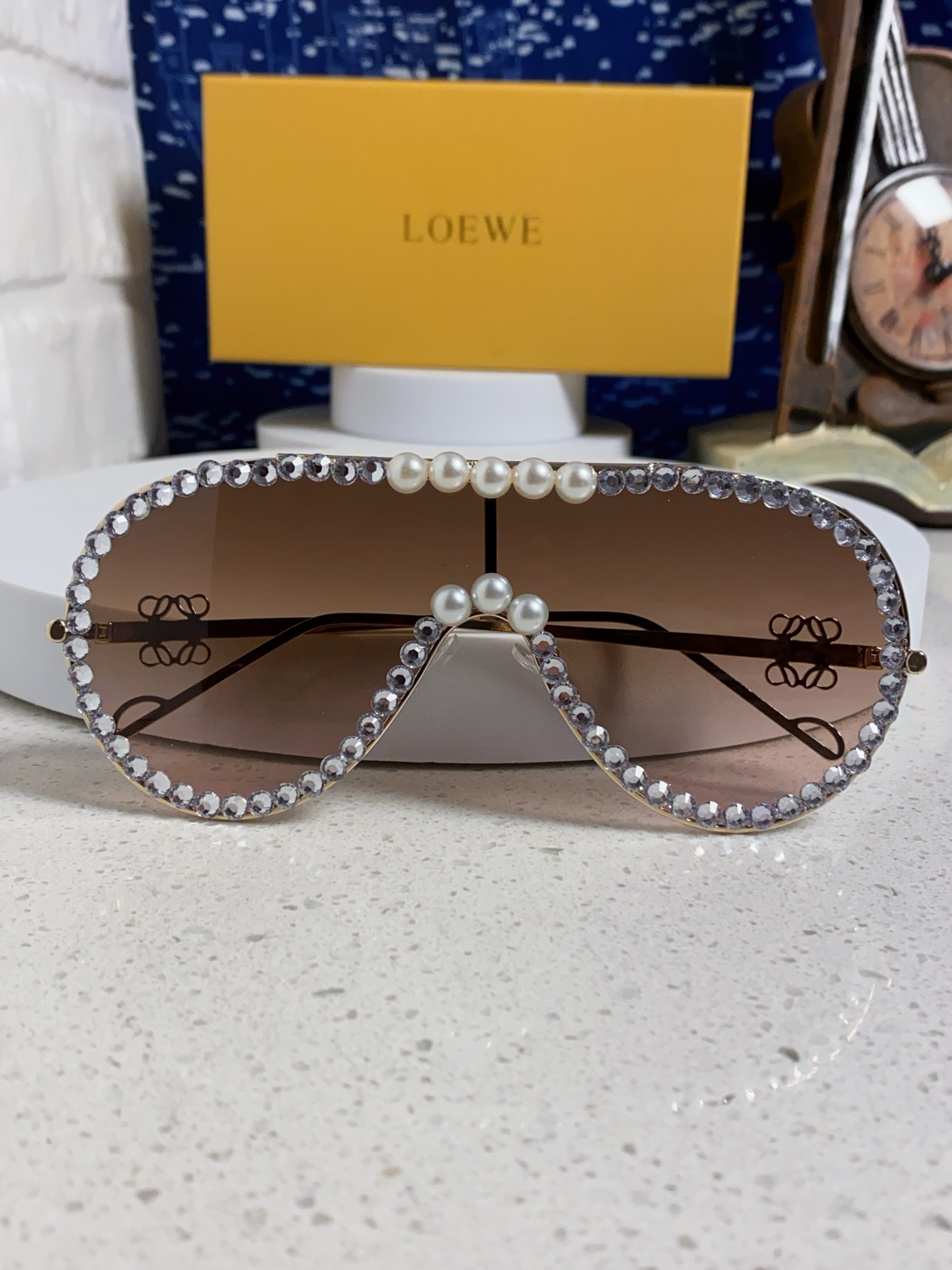  Loewe罗意威 2025新款大框一体太阳镜欧美个性镶钻珍珠奢华嘻哈时尚墨镜 