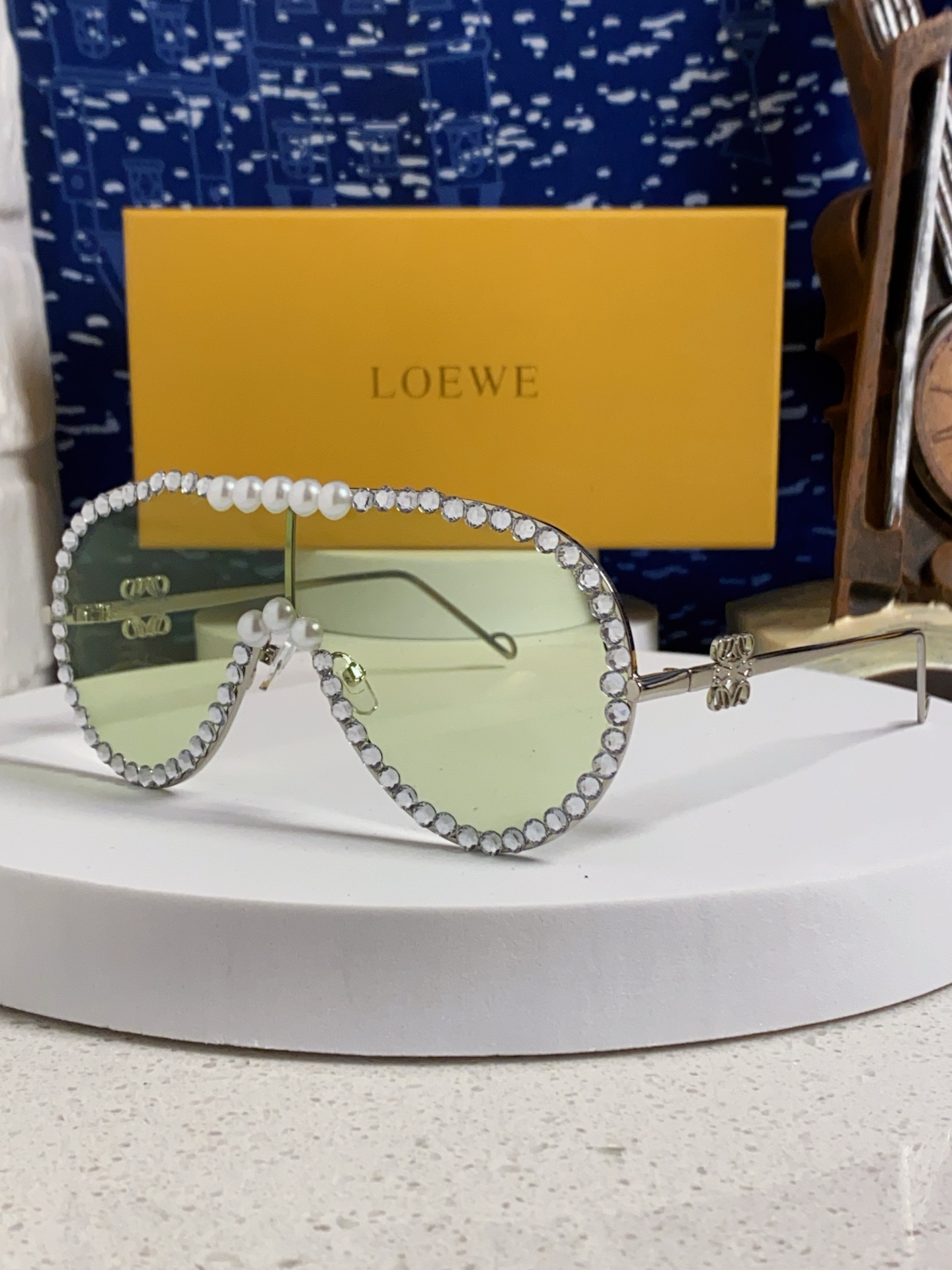  Loewe罗意威 2025新款大框一体太阳镜欧美个性镶钻珍珠奢华嘻哈时尚墨镜 