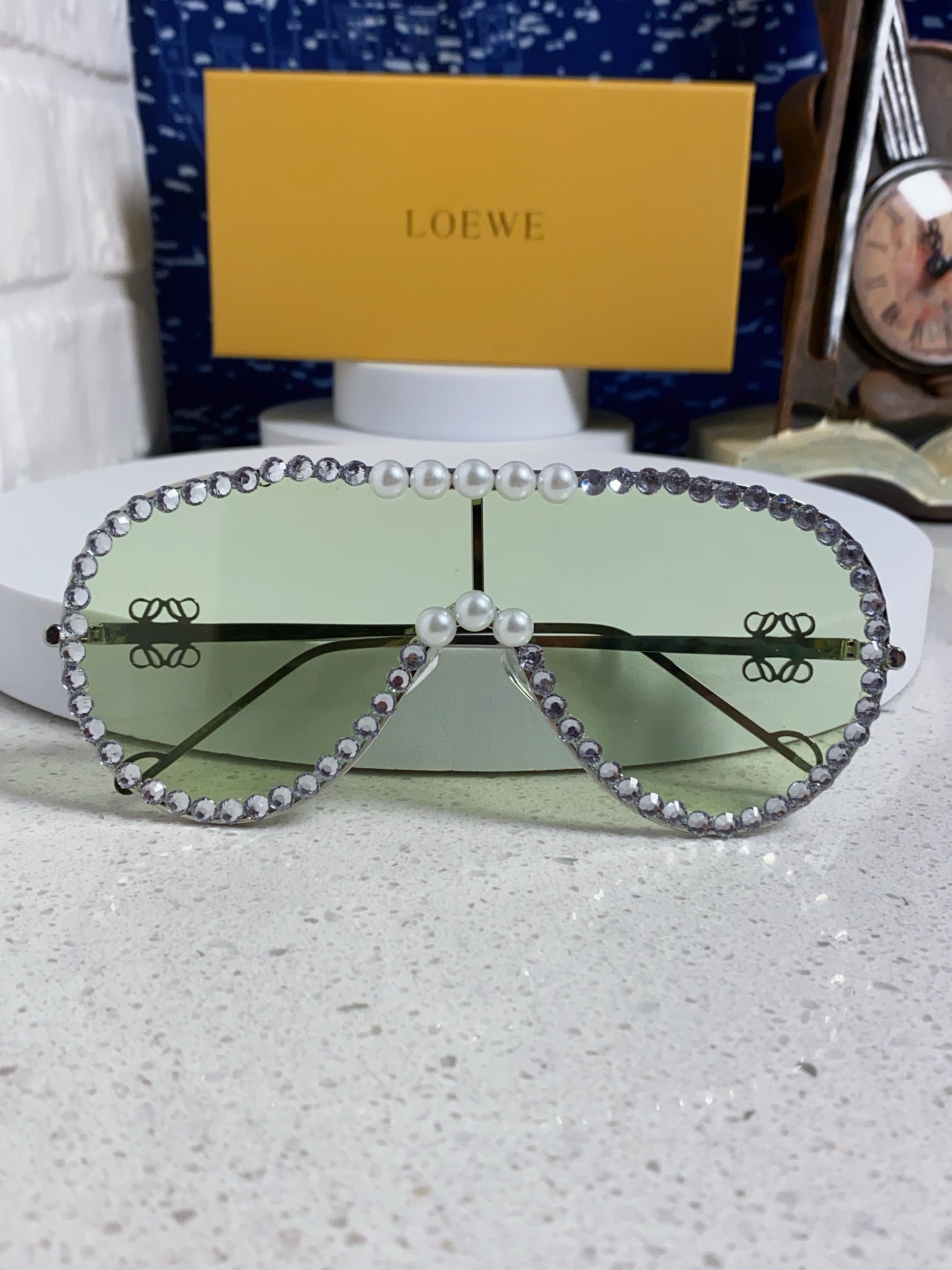  Loewe罗意威 2025新款大框一体太阳镜欧美个性镶钻珍珠奢华嘻哈时尚墨镜 