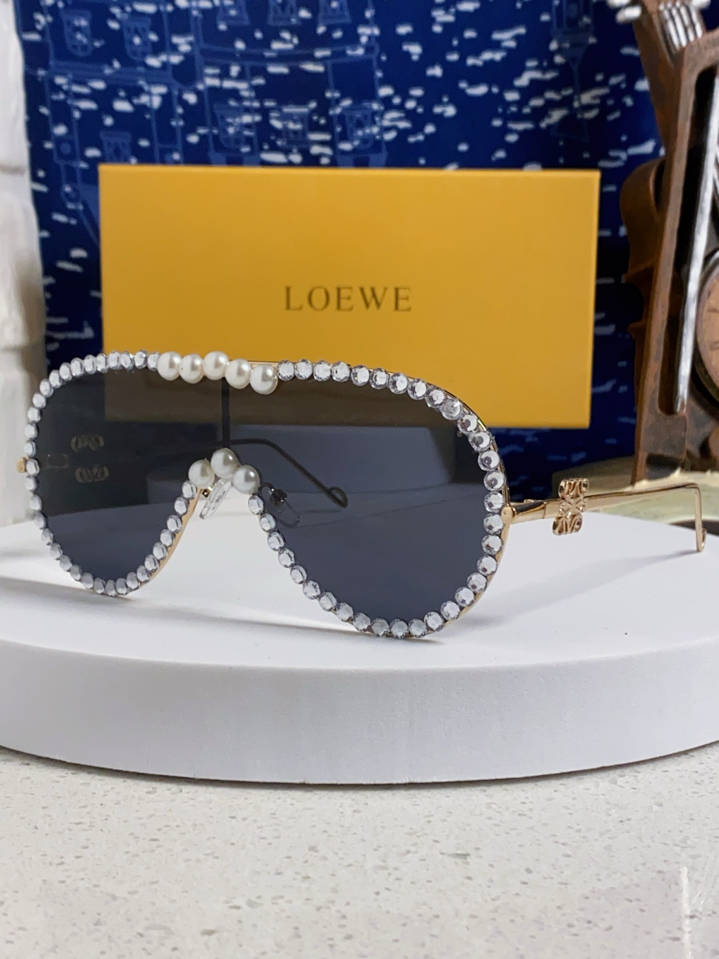  Loewe罗意威 2025新款大框一体太阳镜欧美个性镶钻珍珠奢华嘻哈时尚墨镜 