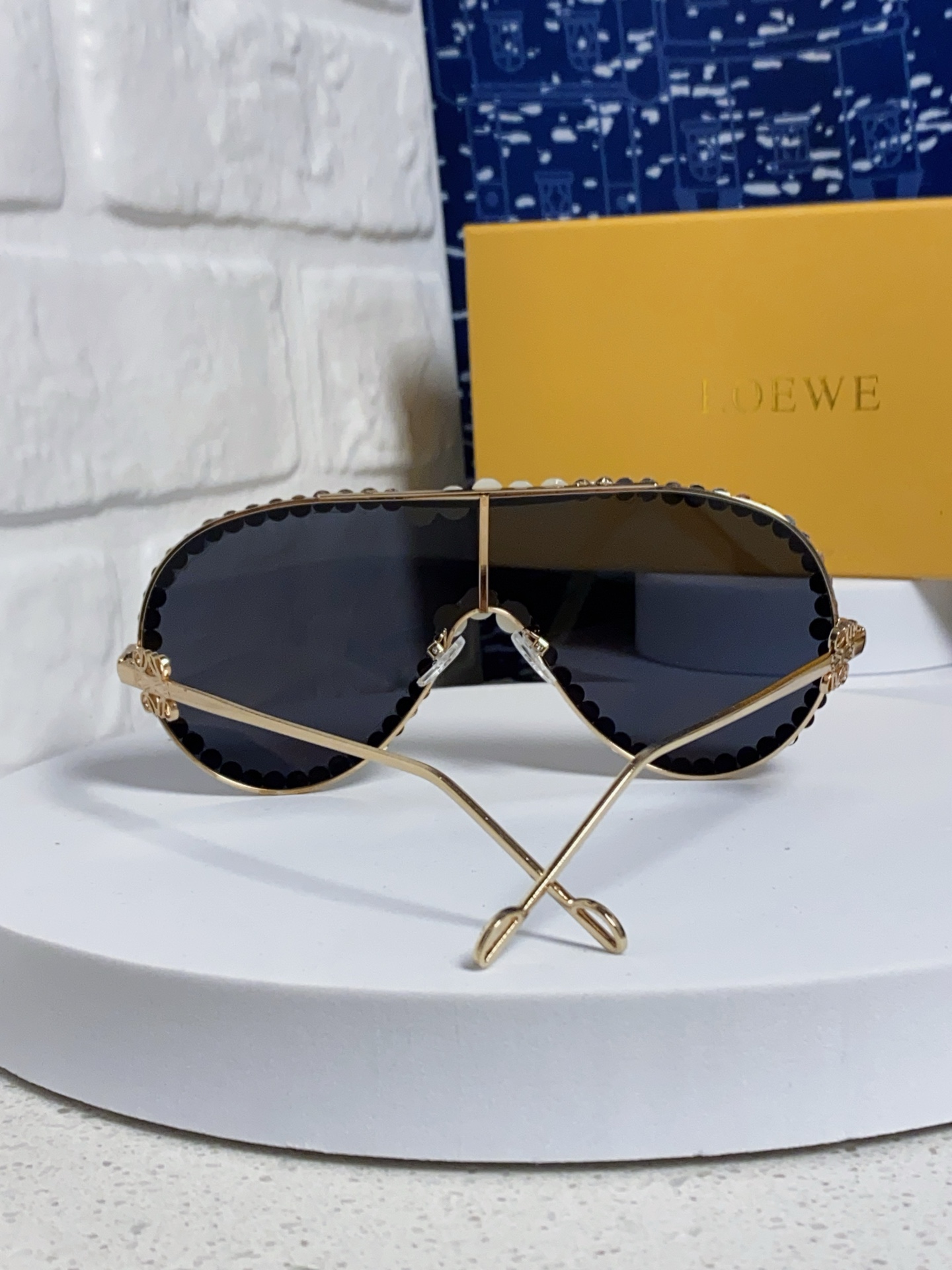  Loewe罗意威 2025新款大框一体太阳镜欧美个性镶钻珍珠奢华嘻哈时尚墨镜 