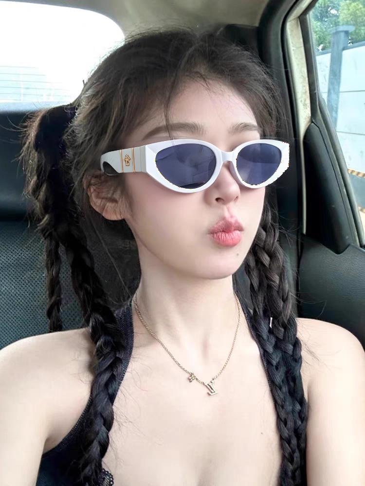  Versace 范思哲 2025新款 经典猫眼造型UV防护女款太阳镜 潮牌风格修饰脸 高品质 