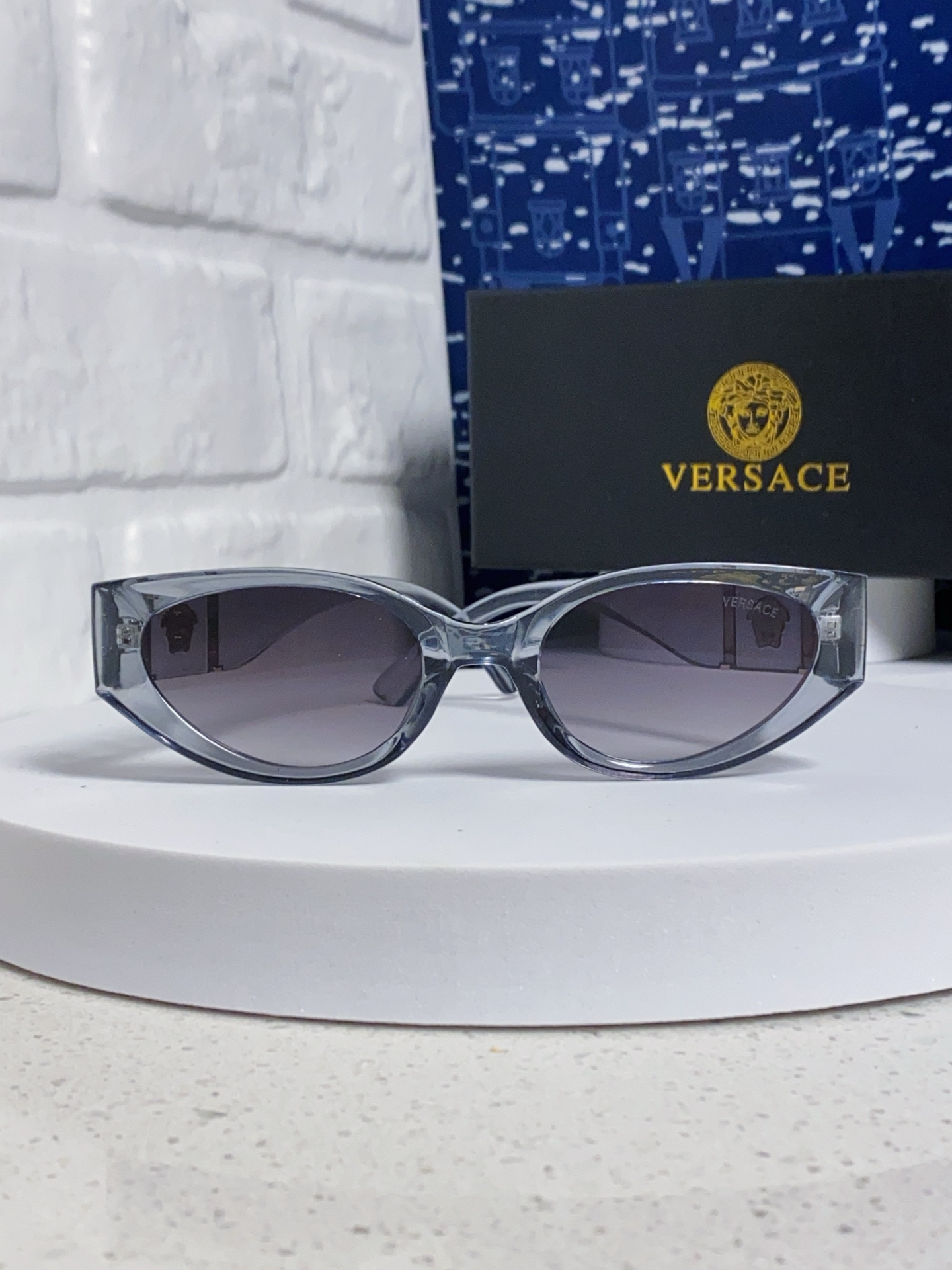  Versace 范思哲 2025新款 经典猫眼造型UV防护女款太阳镜 潮牌风格修饰脸 高品质 