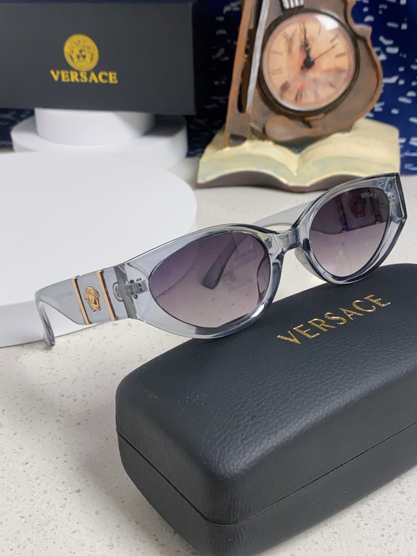  Versace 范思哲 2025新款 经典猫眼造型UV防护女款太阳镜 潮牌风格修饰脸 高品质 