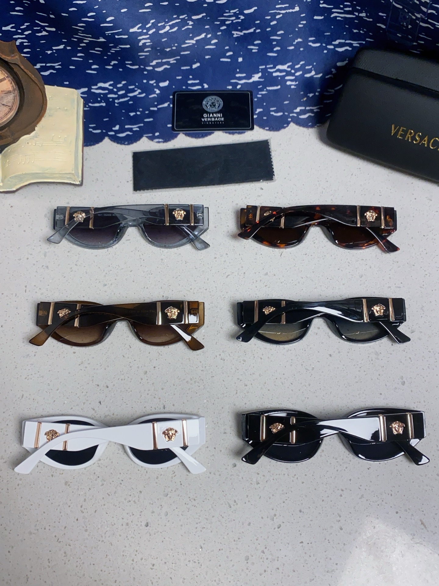  Versace 范思哲 2025新款 经典猫眼造型UV防护女款太阳镜 潮牌风格修饰脸 高品质 