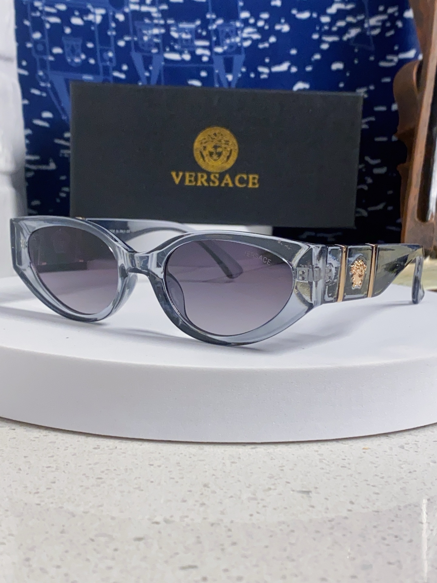  Versace 范思哲 2025新款 经典猫眼造型UV防护女款太阳镜 潮牌风格修饰脸 高品质 