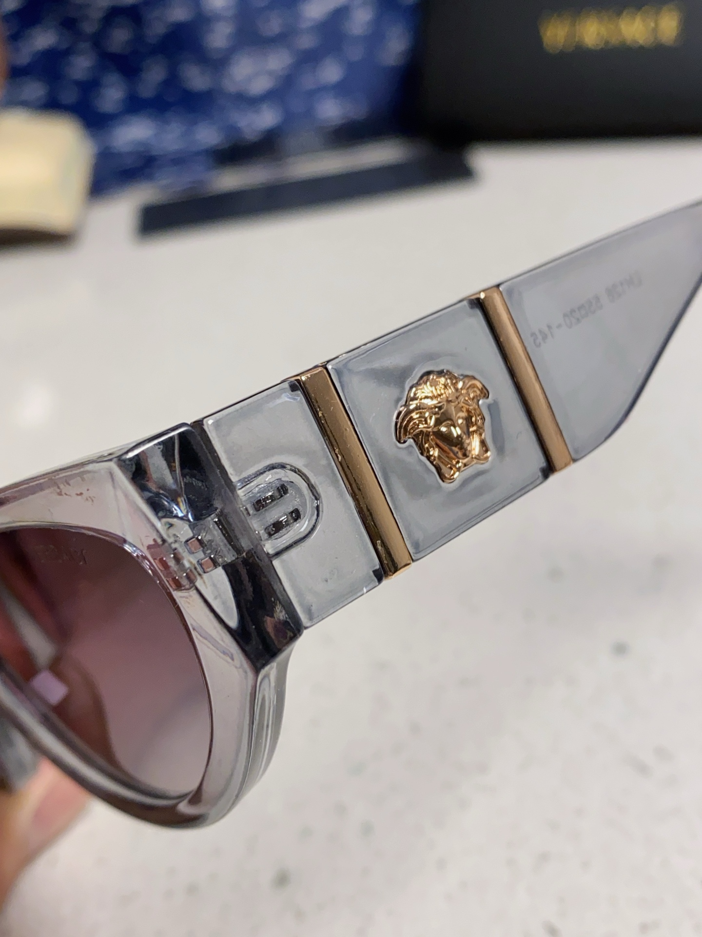 Versace 范思哲 2025新款 经典猫眼造型UV防护女款太阳镜 潮牌风格修饰脸 高品质 