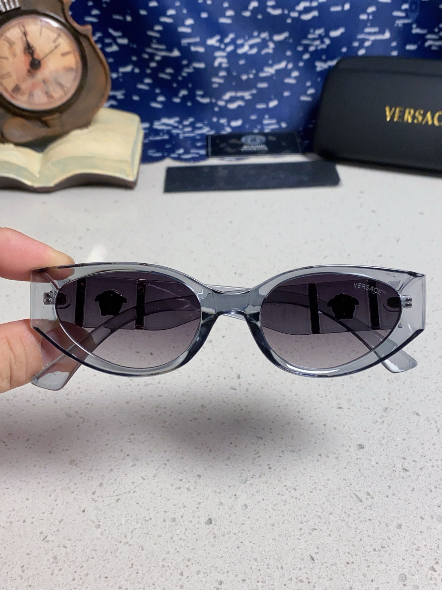 Versace 范思哲 2025新款 经典猫眼造型UV防护女款太阳镜 潮牌风格修饰脸 高品质 