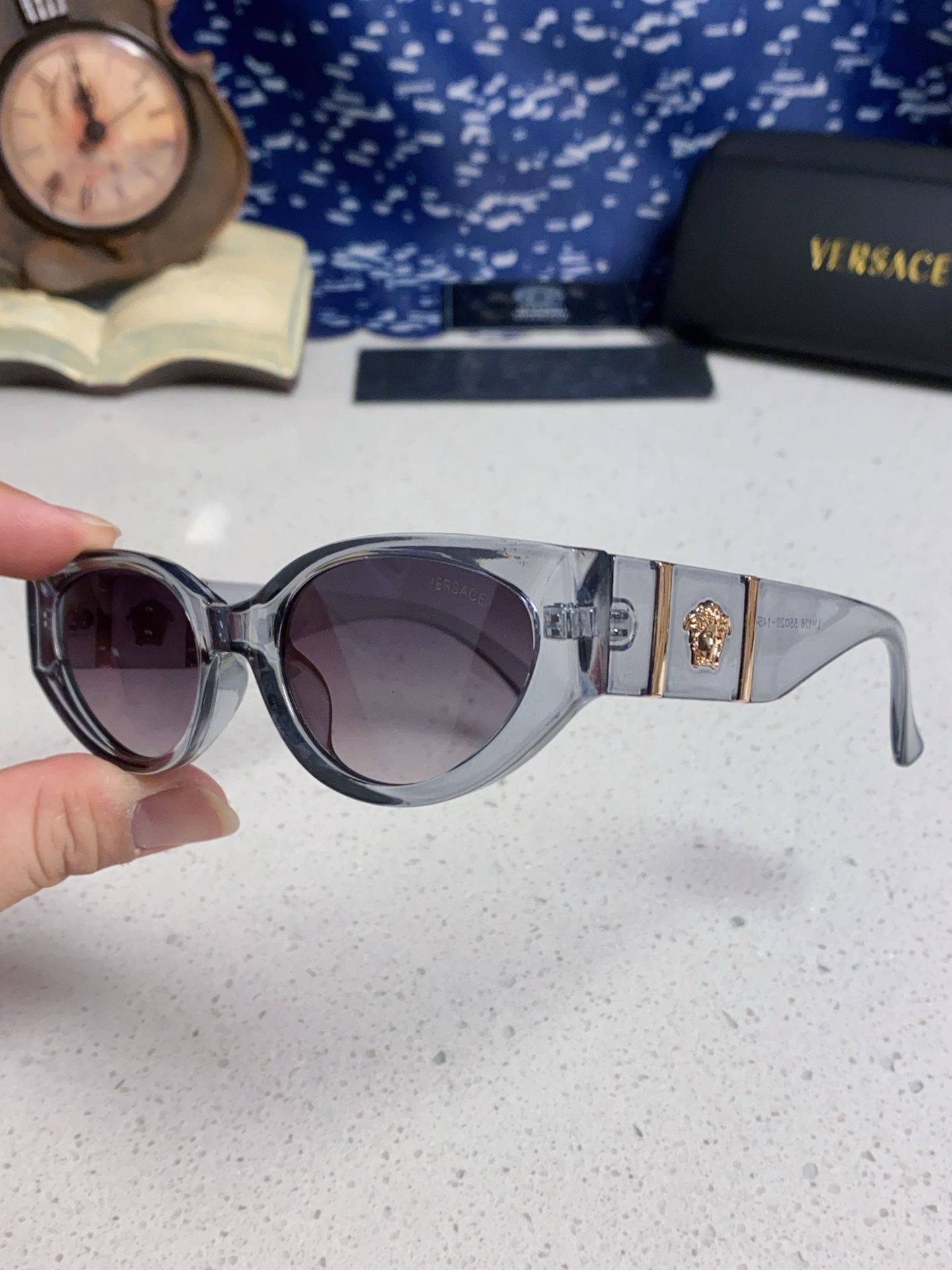  Versace 范思哲 2025新款 经典猫眼造型UV防护女款太阳镜 潮牌风格修饰脸 高品质 