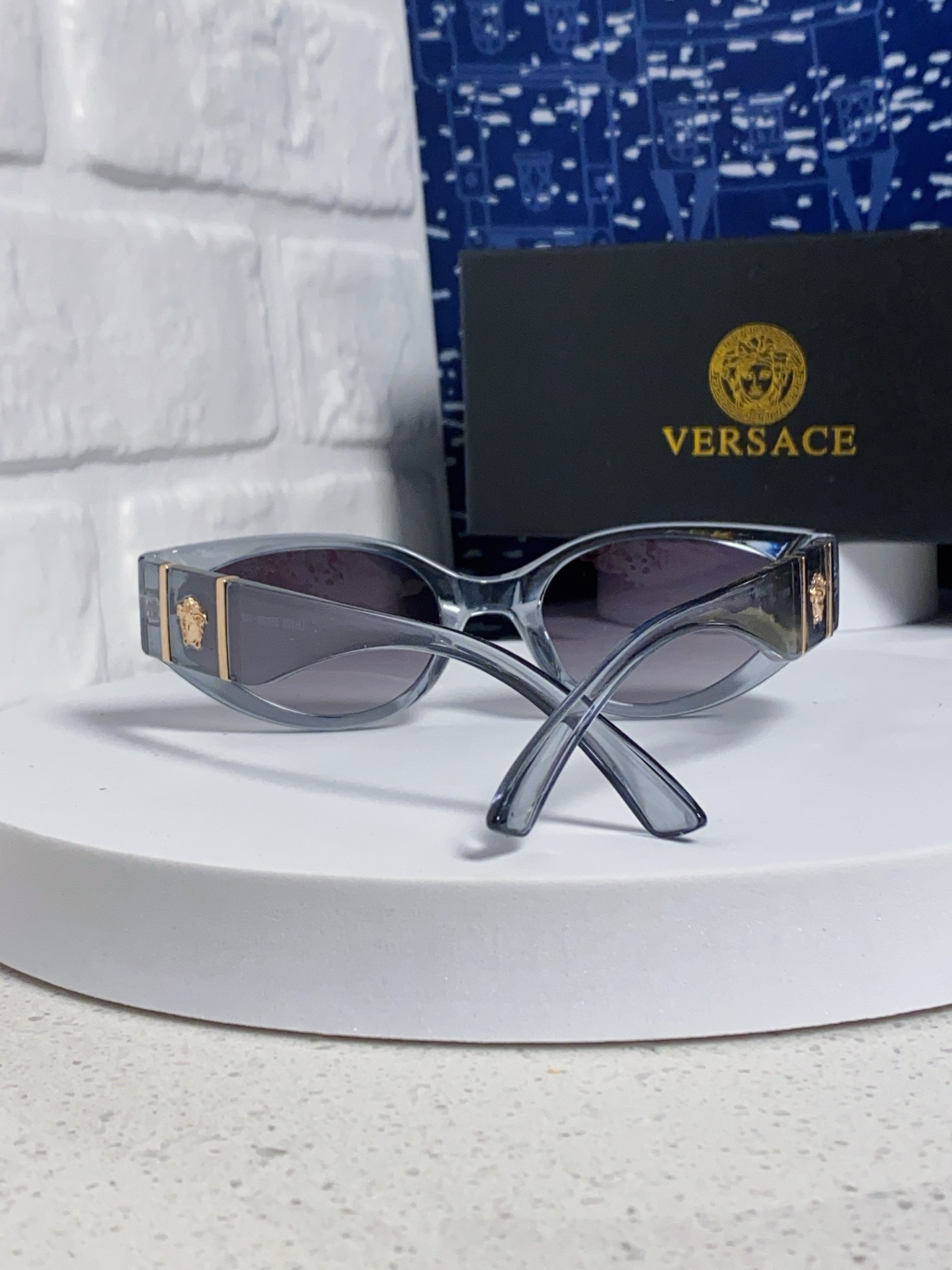  Versace 范思哲 2025新款 经典猫眼造型UV防护女款太阳镜 潮牌风格修饰脸 高品质 