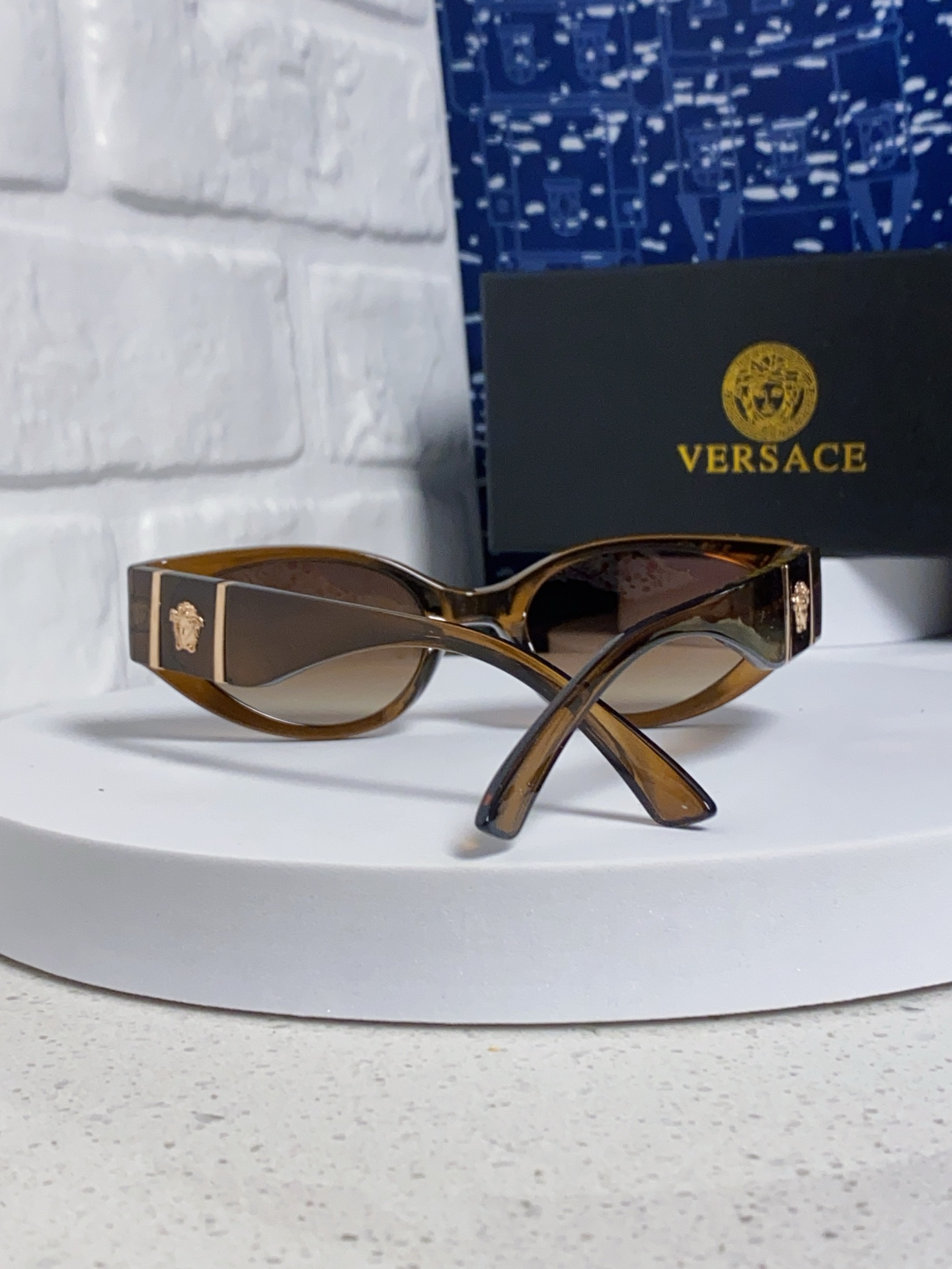  Versace 范思哲 2025新款 经典猫眼造型UV防护女款太阳镜 潮牌风格修饰脸 高品质 