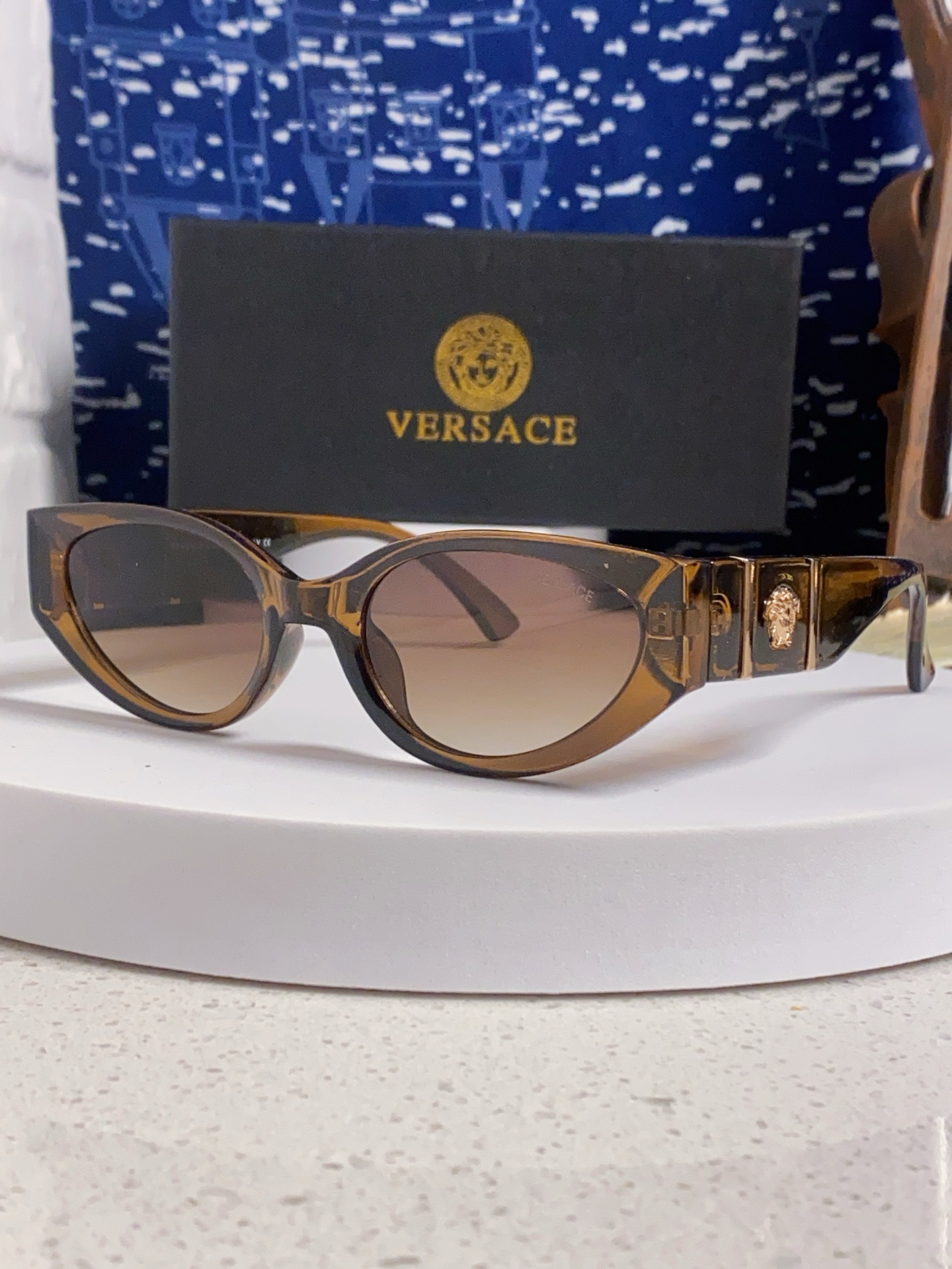  Versace 范思哲 2025新款 经典猫眼造型UV防护女款太阳镜 潮牌风格修饰脸 高品质 