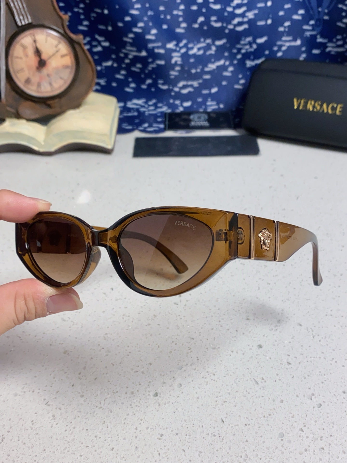  Versace 范思哲 2025新款 经典猫眼造型UV防护女款太阳镜 潮牌风格修饰脸 高品质 