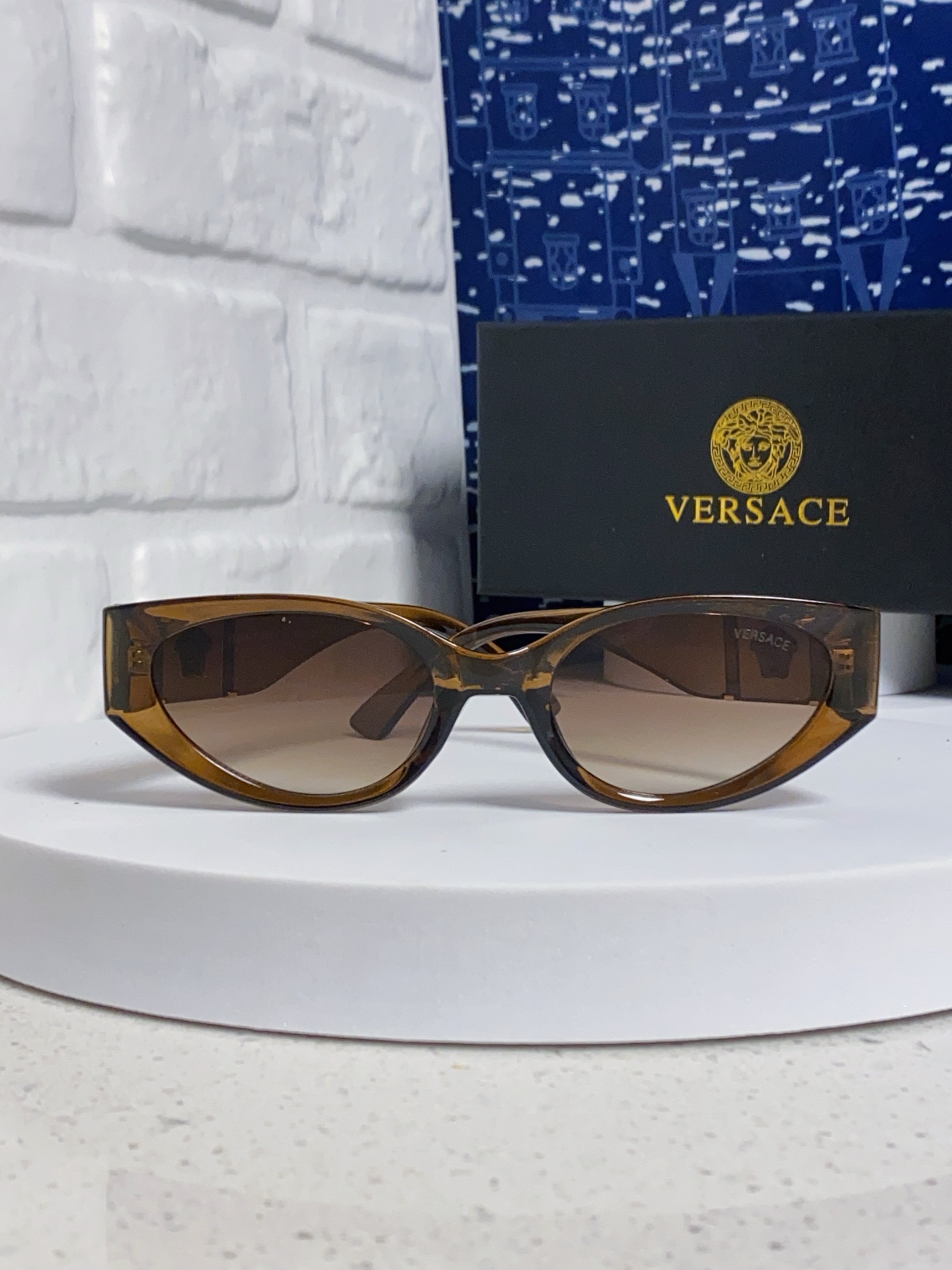  Versace 范思哲 2025新款 经典猫眼造型UV防护女款太阳镜 潮牌风格修饰脸 高品质 