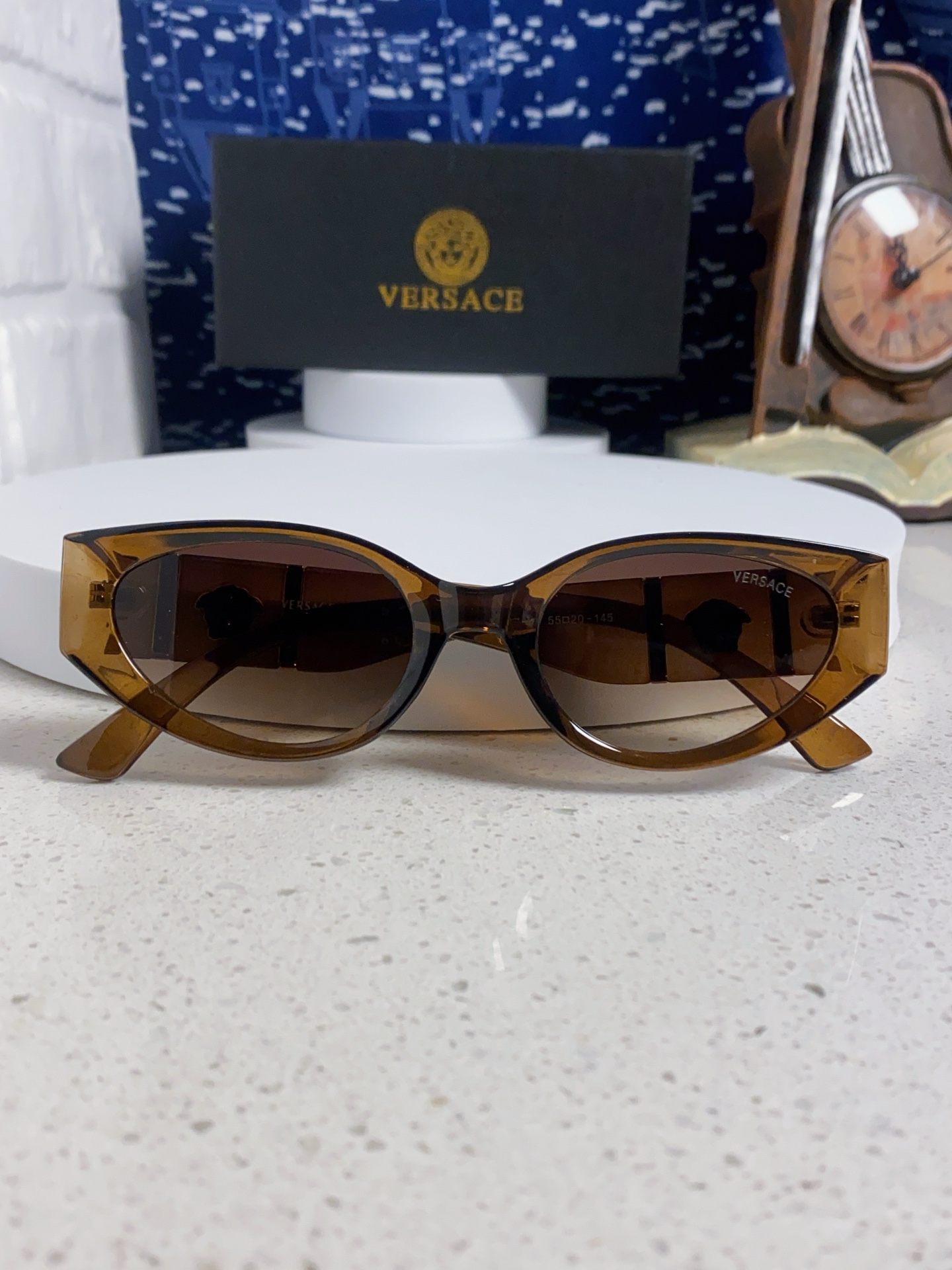  Versace 范思哲 2025新款 经典猫眼造型UV防护女款太阳镜 潮牌风格修饰脸 高品质 