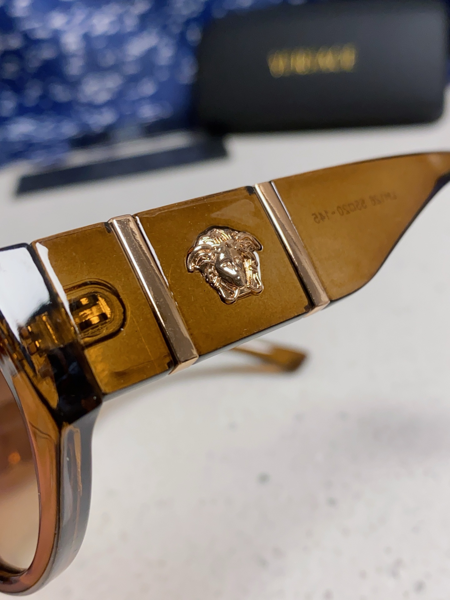  Versace 范思哲 2025新款 经典猫眼造型UV防护女款太阳镜 潮牌风格修饰脸 高品质 