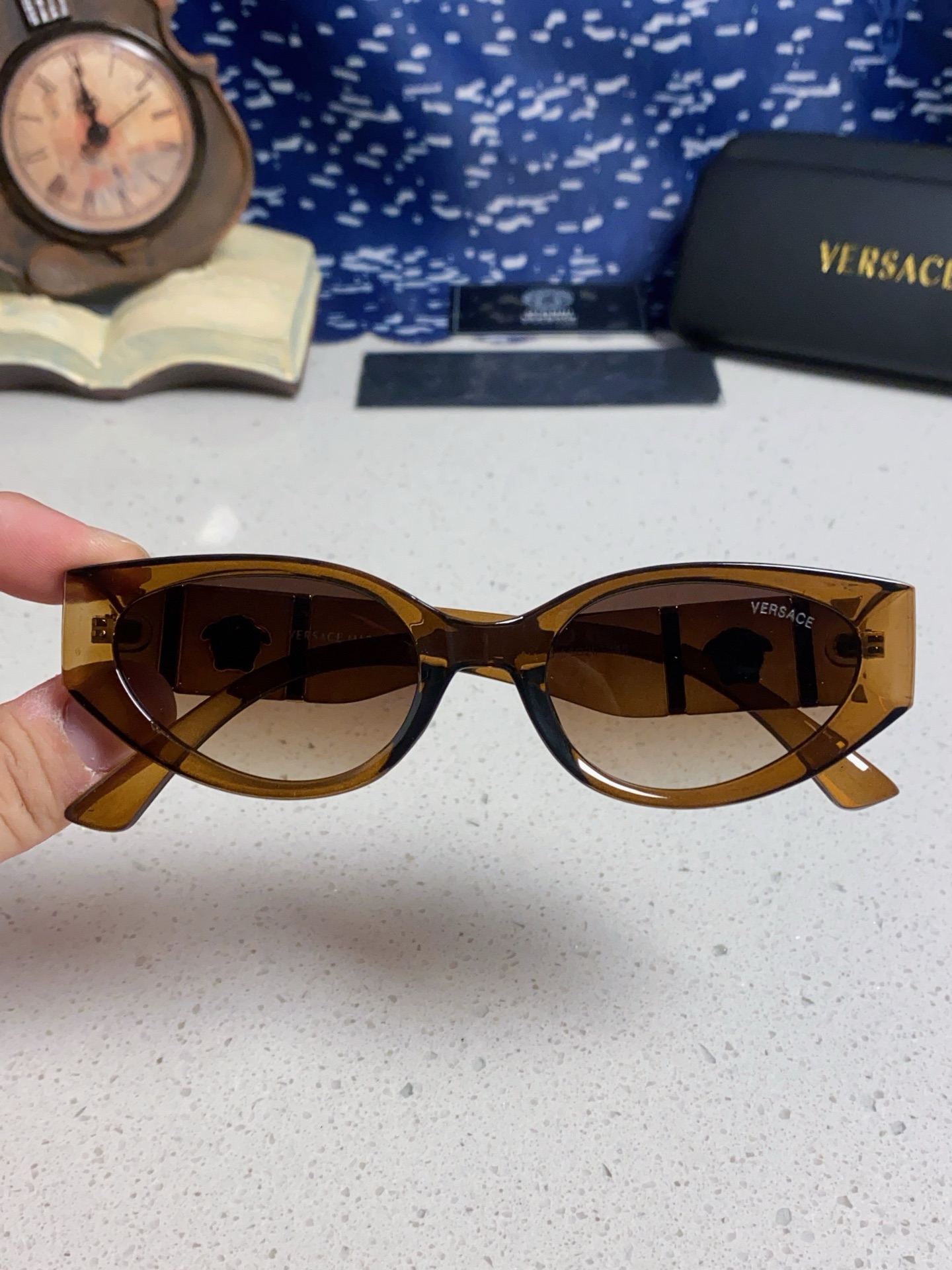  Versace 范思哲 2025新款 经典猫眼造型UV防护女款太阳镜 潮牌风格修饰脸 高品质 