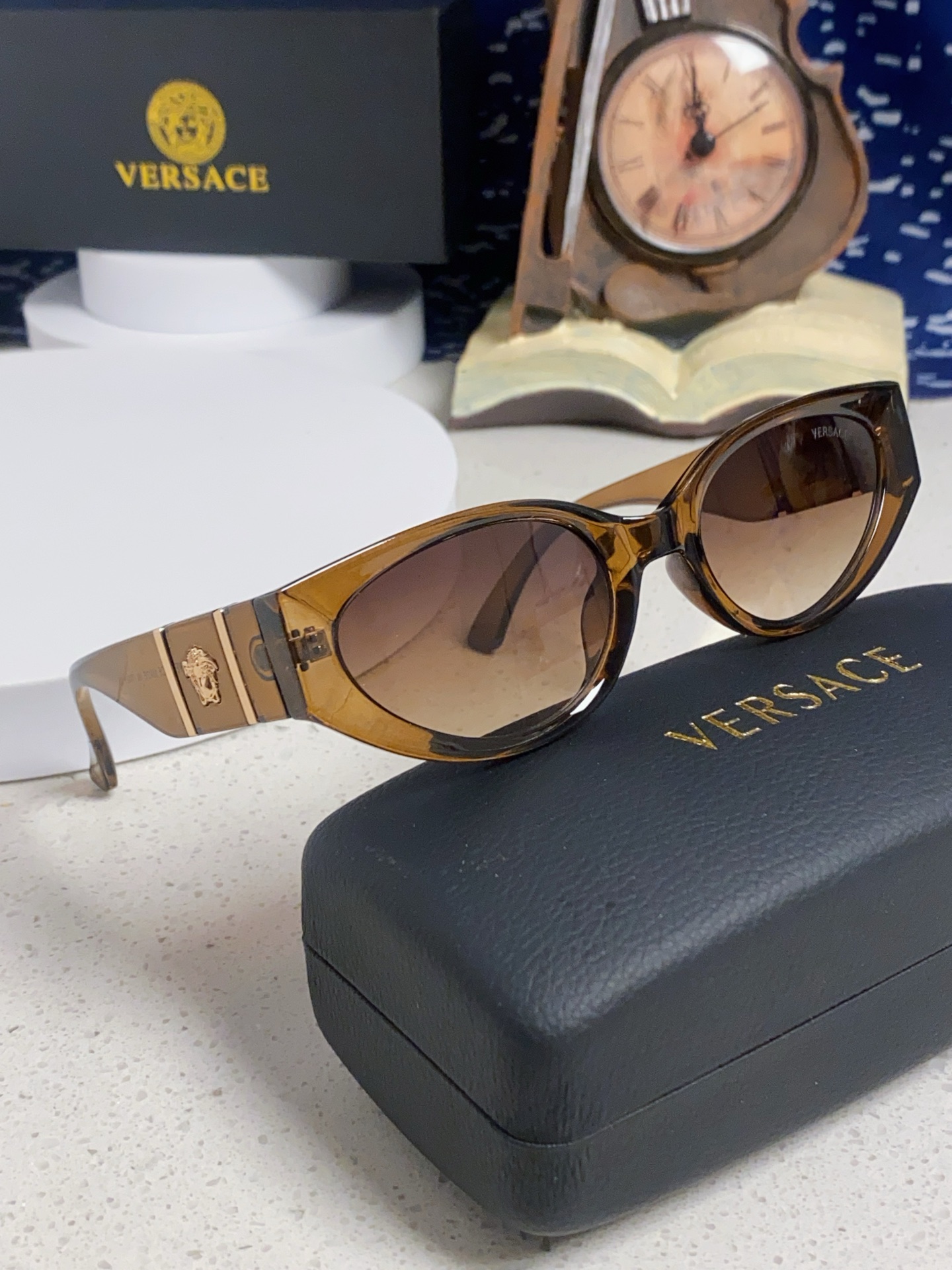  Versace 范思哲 2025新款 经典猫眼造型UV防护女款太阳镜 潮牌风格修饰脸 高品质 