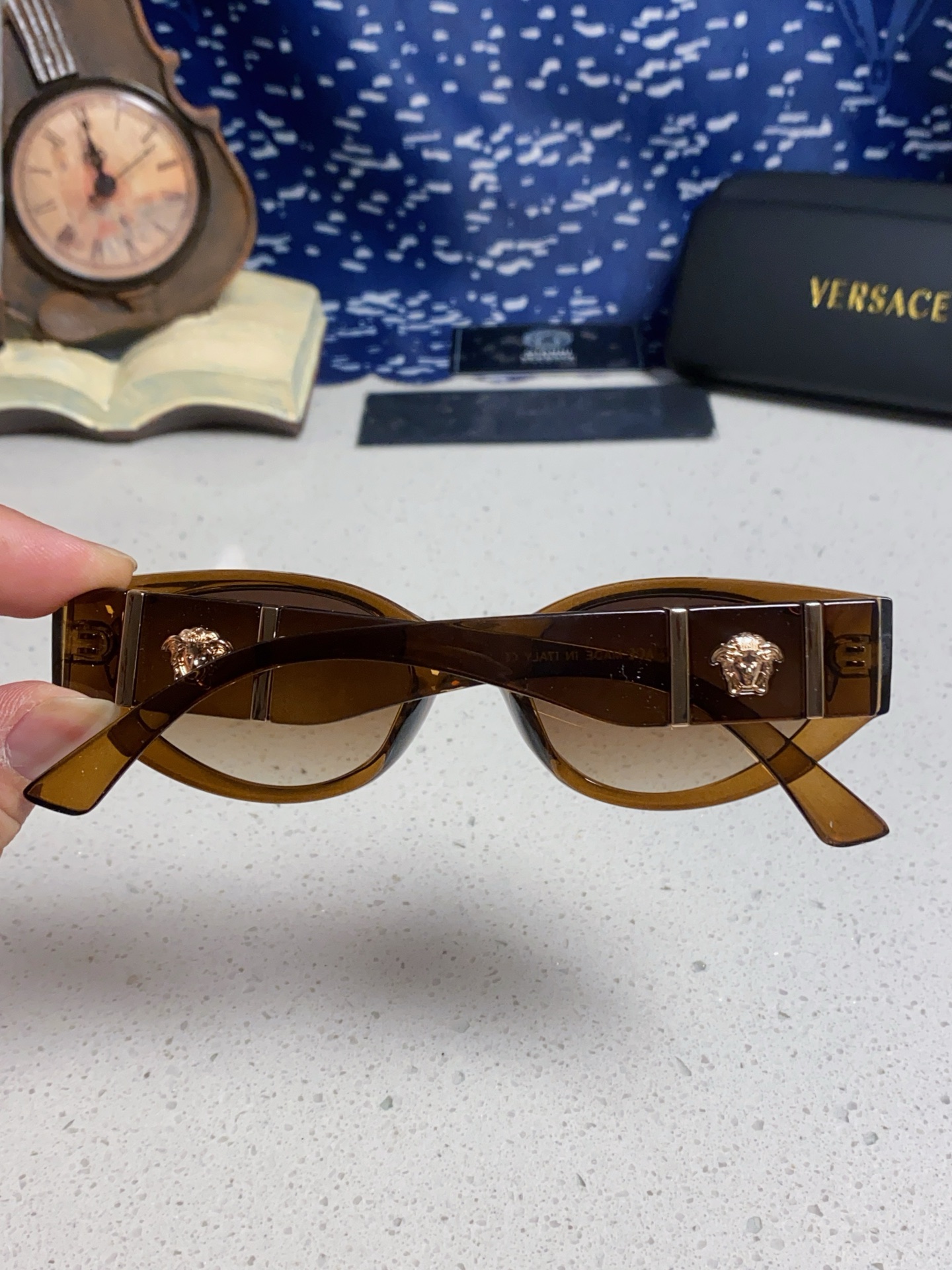  Versace 范思哲 2025新款 经典猫眼造型UV防护女款太阳镜 潮牌风格修饰脸 高品质 