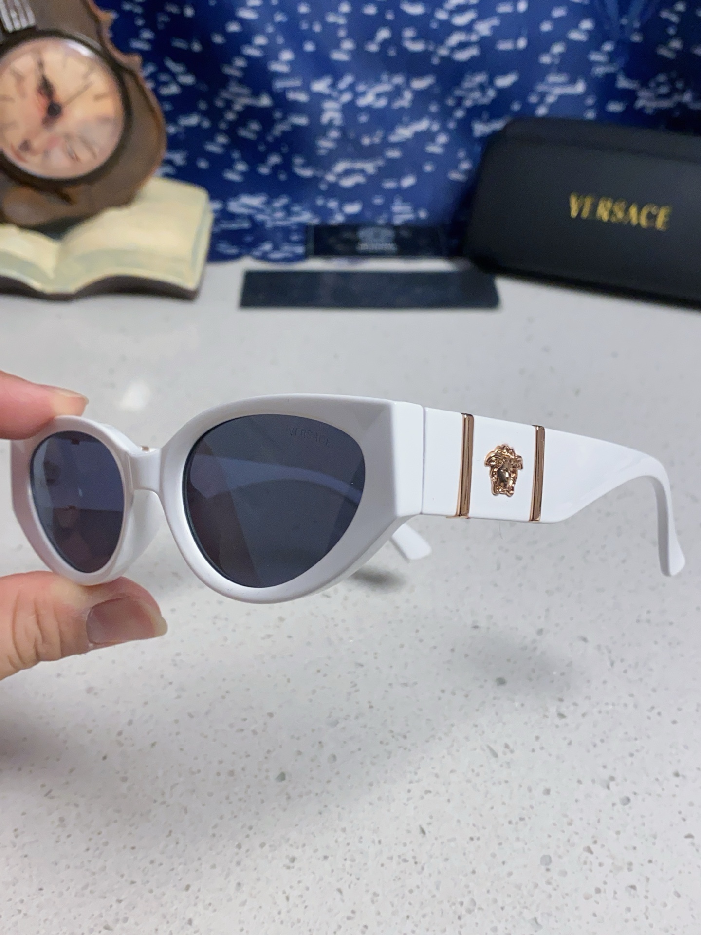  Versace 范思哲 2025新款 经典猫眼造型UV防护女款太阳镜 潮牌风格修饰脸 高品质 