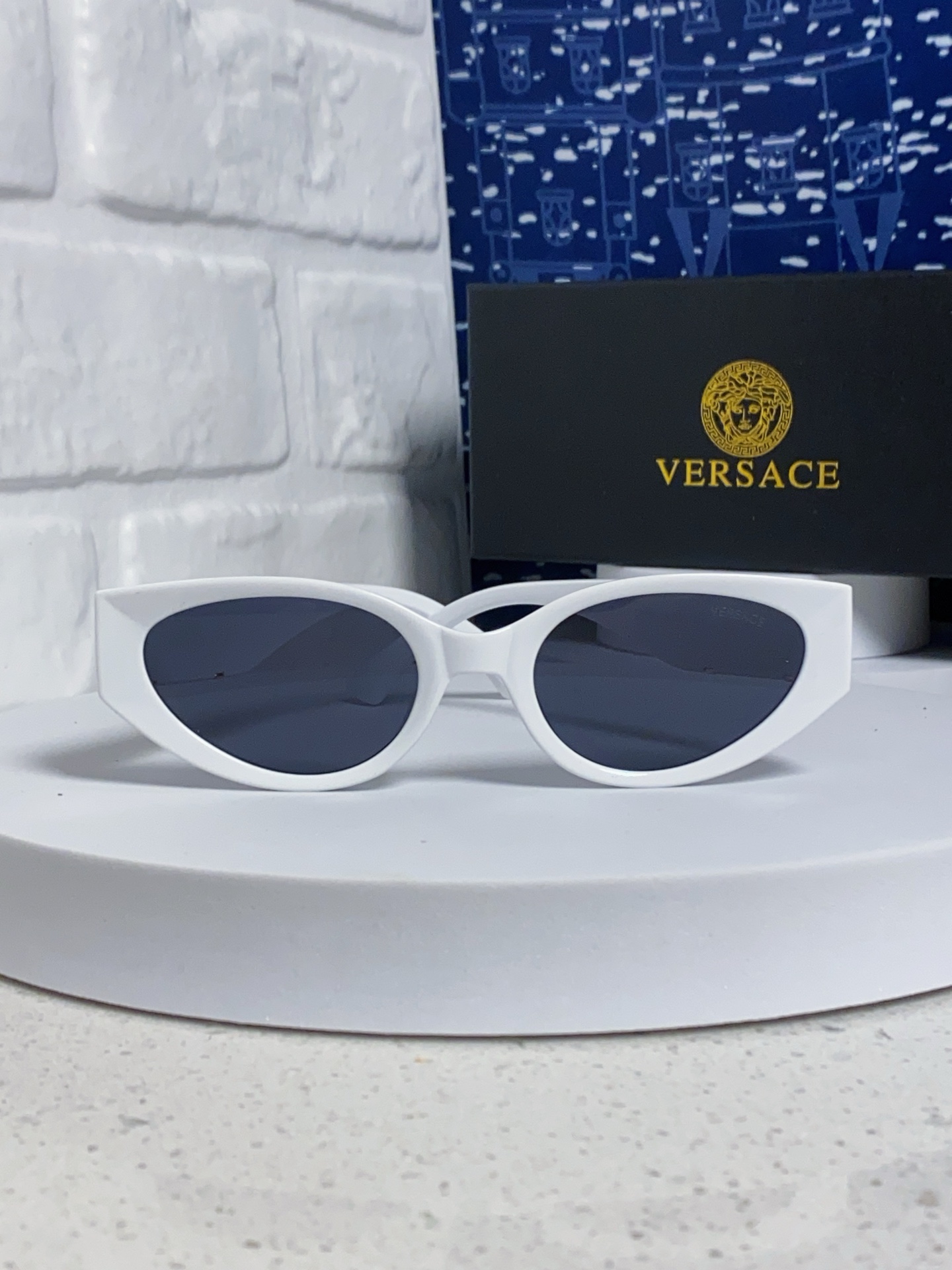  Versace 范思哲 2025新款 经典猫眼造型UV防护女款太阳镜 潮牌风格修饰脸 高品质 