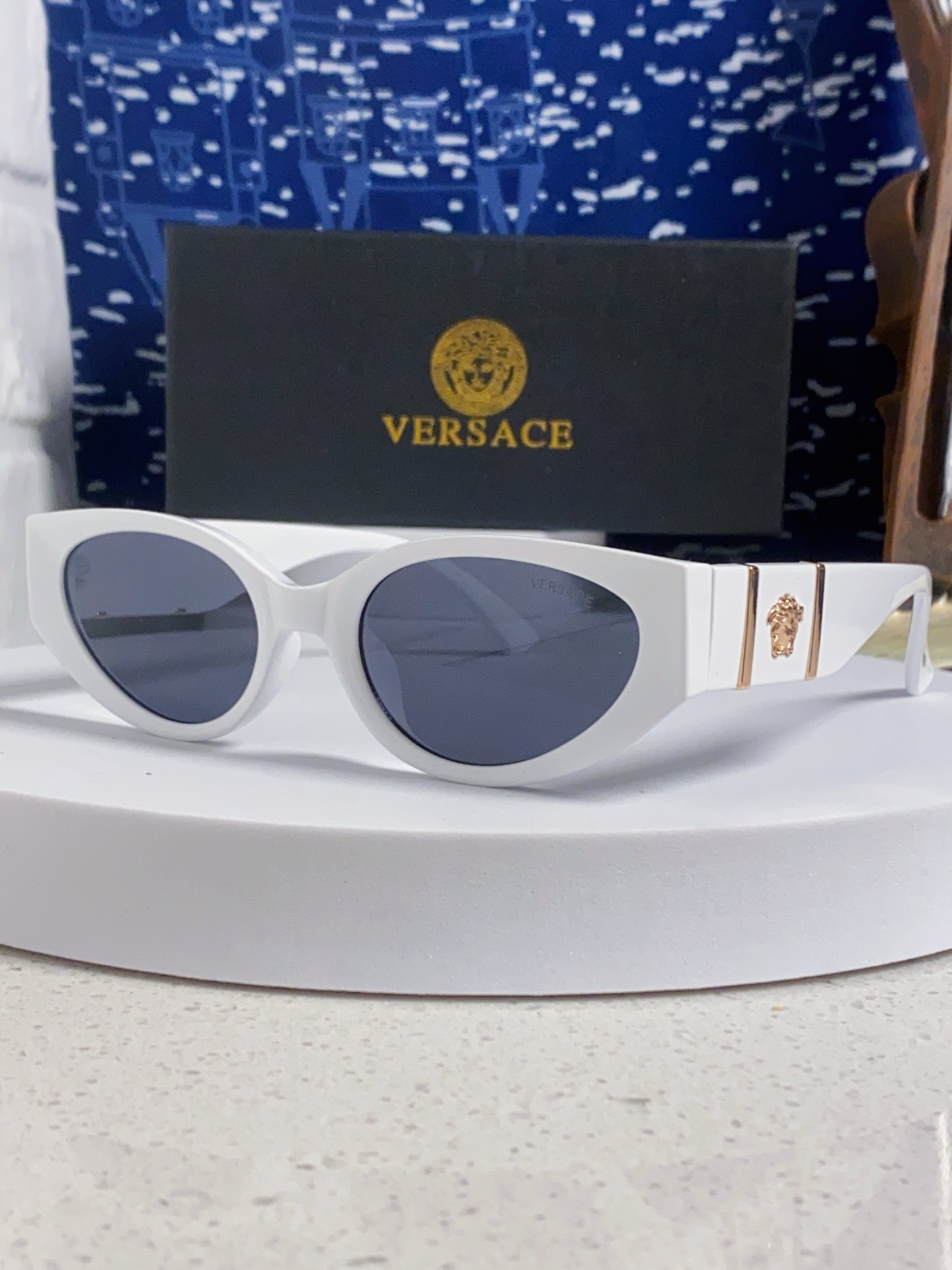  Versace 范思哲 2025新款 经典猫眼造型UV防护女款太阳镜 潮牌风格修饰脸 高品质 