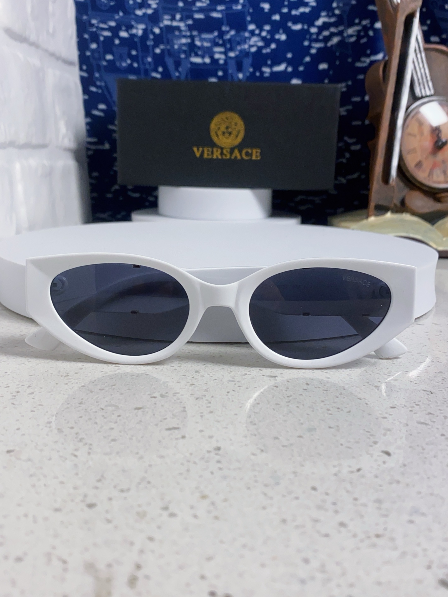  Versace 范思哲 2025新款 经典猫眼造型UV防护女款太阳镜 潮牌风格修饰脸 高品质 