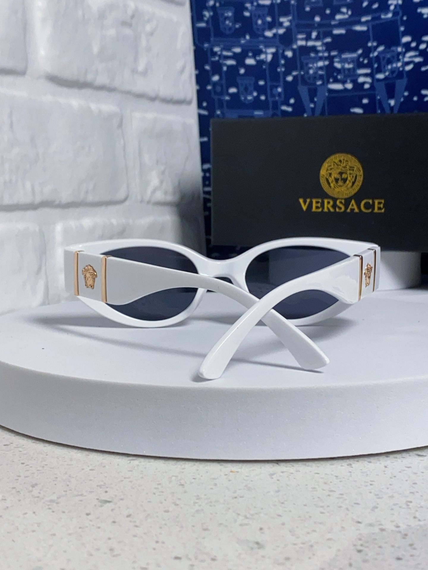  Versace 范思哲 2025新款 经典猫眼造型UV防护女款太阳镜 潮牌风格修饰脸 高品质 