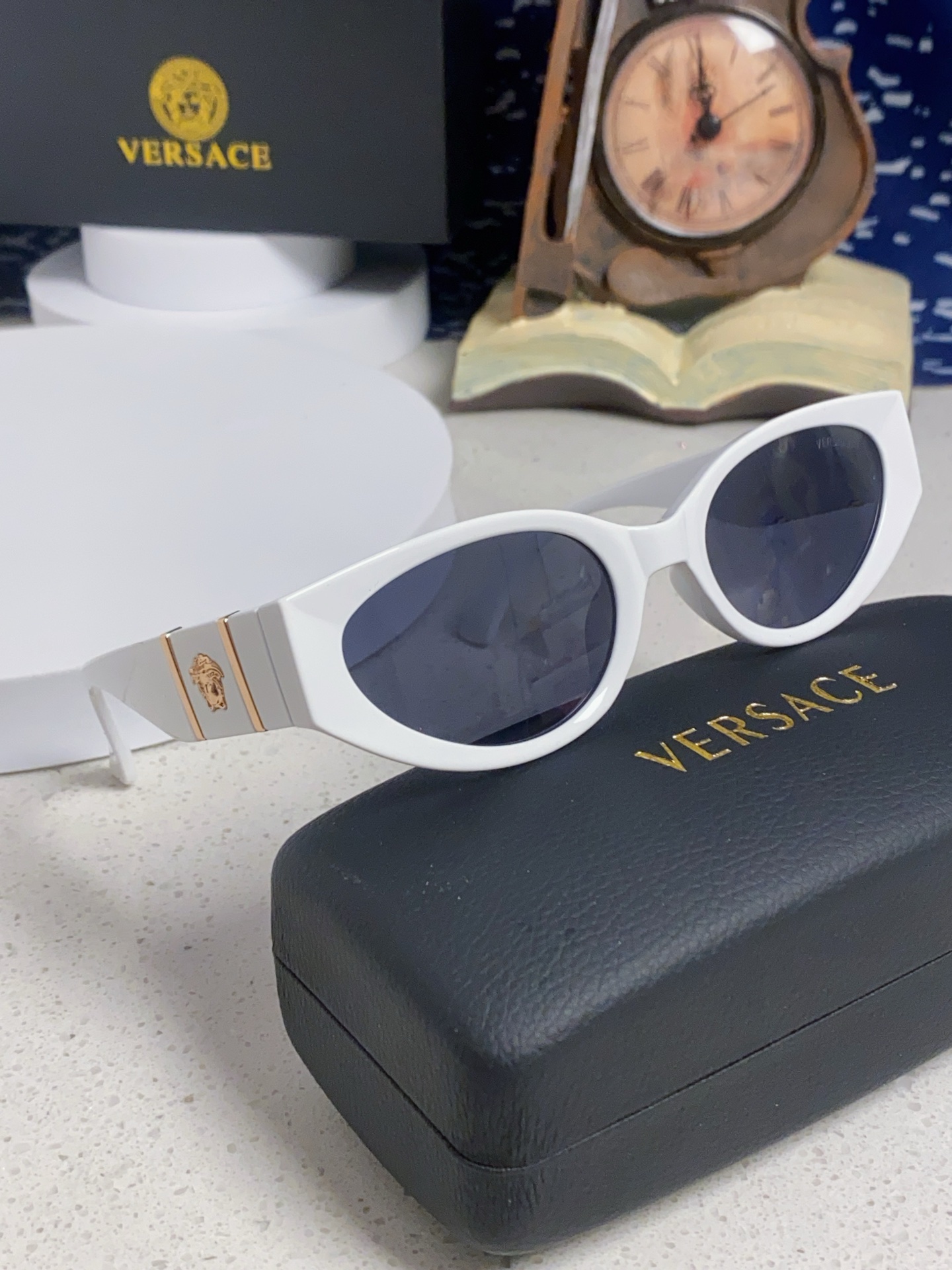  Versace 范思哲 2025新款 经典猫眼造型UV防护女款太阳镜 潮牌风格修饰脸 高品质 