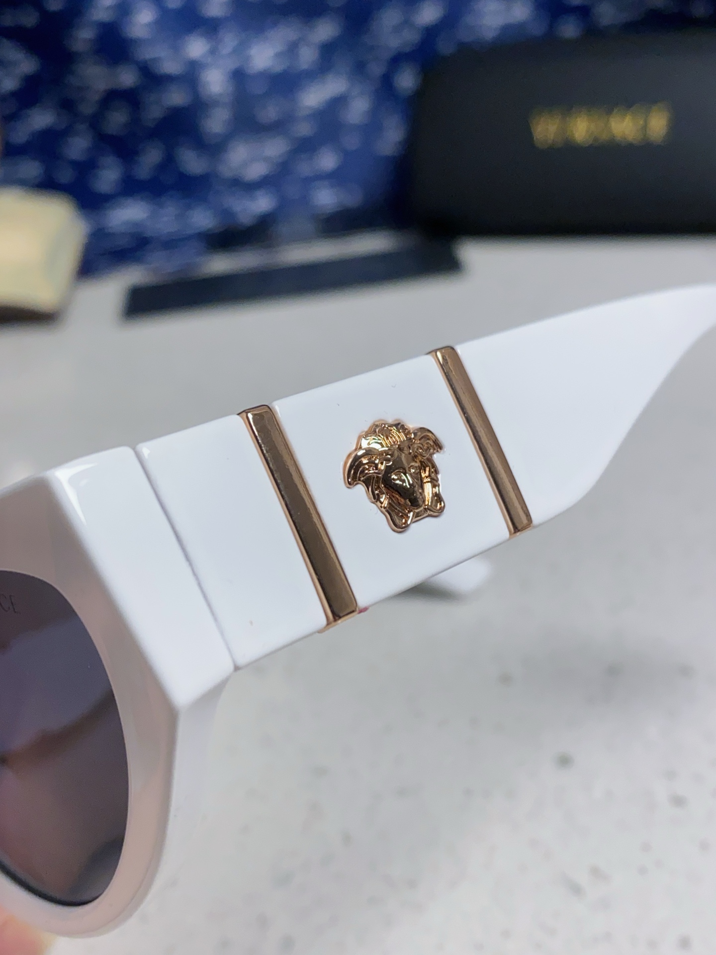  Versace 范思哲 2025新款 经典猫眼造型UV防护女款太阳镜 潮牌风格修饰脸 高品质 