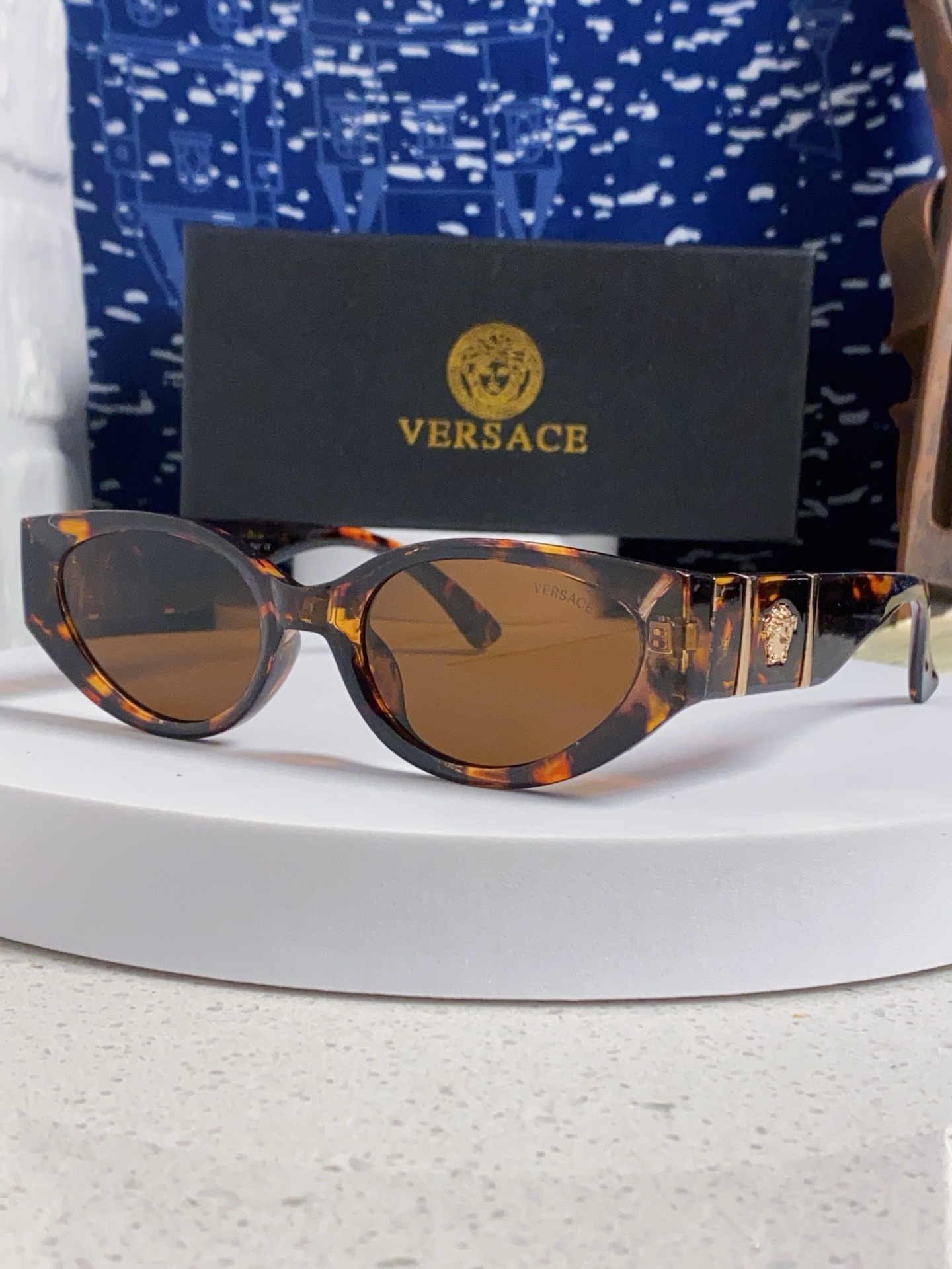  Versace 范思哲 2025新款 经典猫眼造型UV防护女款太阳镜 潮牌风格修饰脸 高品质 