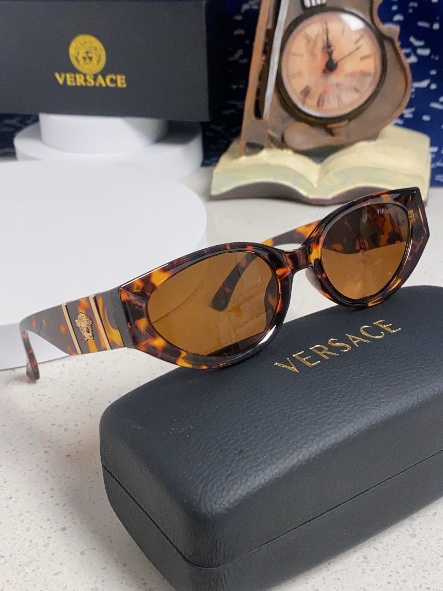  Versace 范思哲 2025新款 经典猫眼造型UV防护女款太阳镜 潮牌风格修饰脸 高品质 