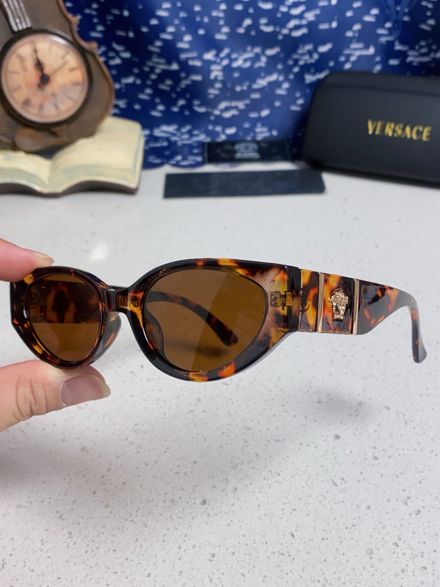  Versace 范思哲 2025新款 经典猫眼造型UV防护女款太阳镜 潮牌风格修饰脸 高品质 