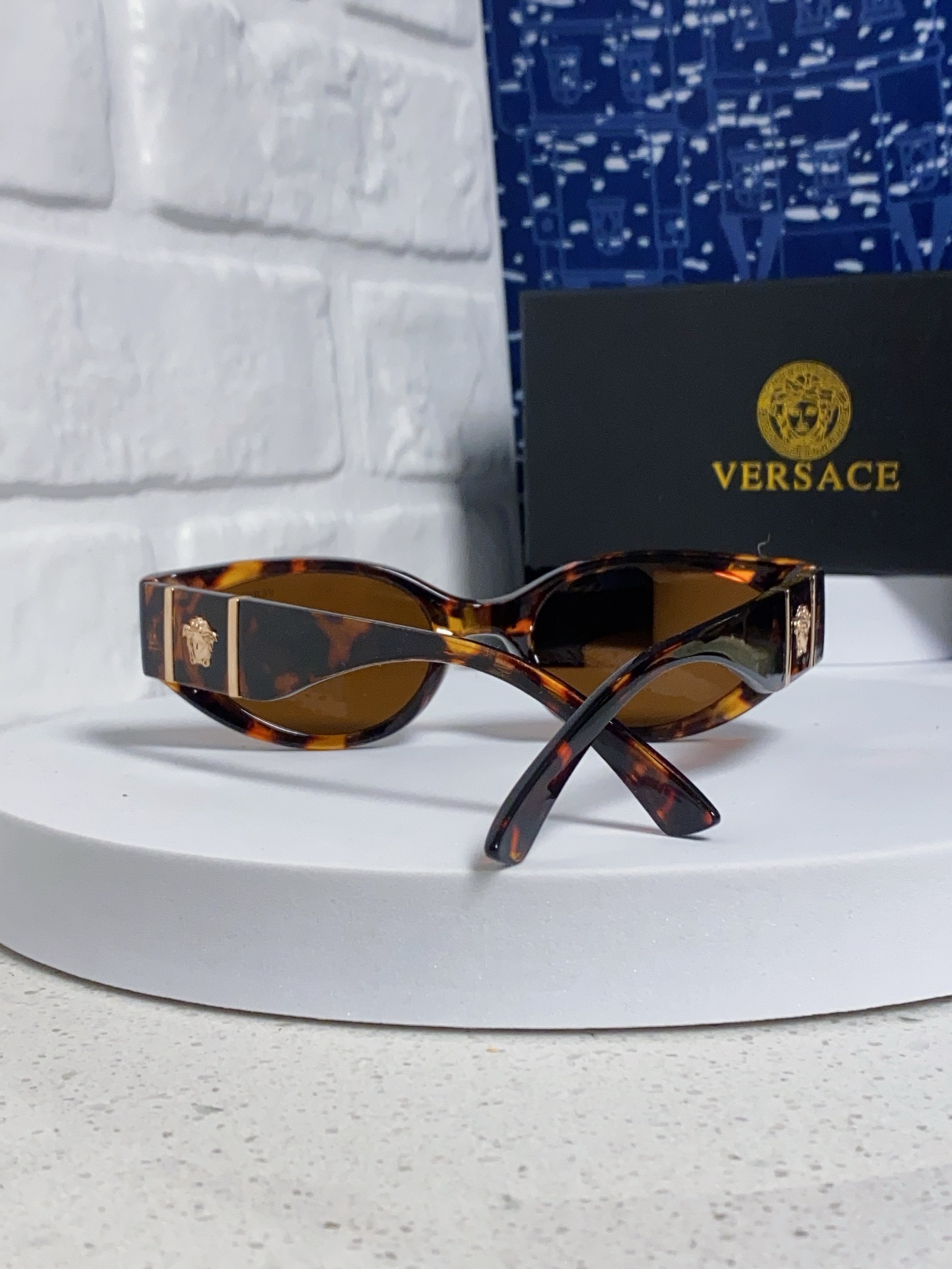  Versace 范思哲 2025新款 经典猫眼造型UV防护女款太阳镜 潮牌风格修饰脸 高品质 