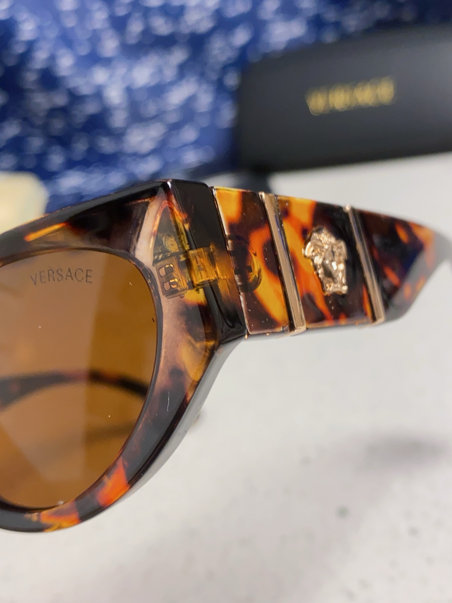  Versace 范思哲 2025新款 经典猫眼造型UV防护女款太阳镜 潮牌风格修饰脸 高品质 