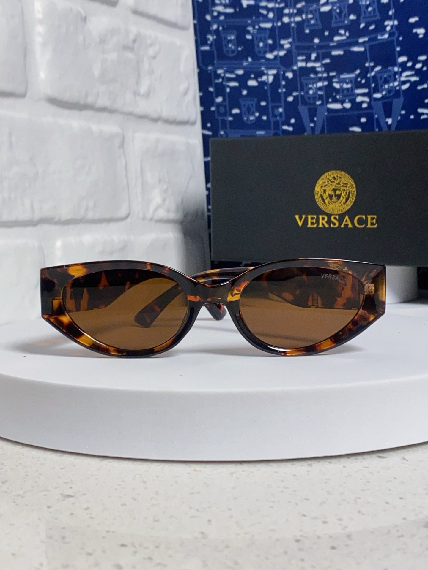  Versace 范思哲 2025新款 经典猫眼造型UV防护女款太阳镜 潮牌风格修饰脸 高品质 