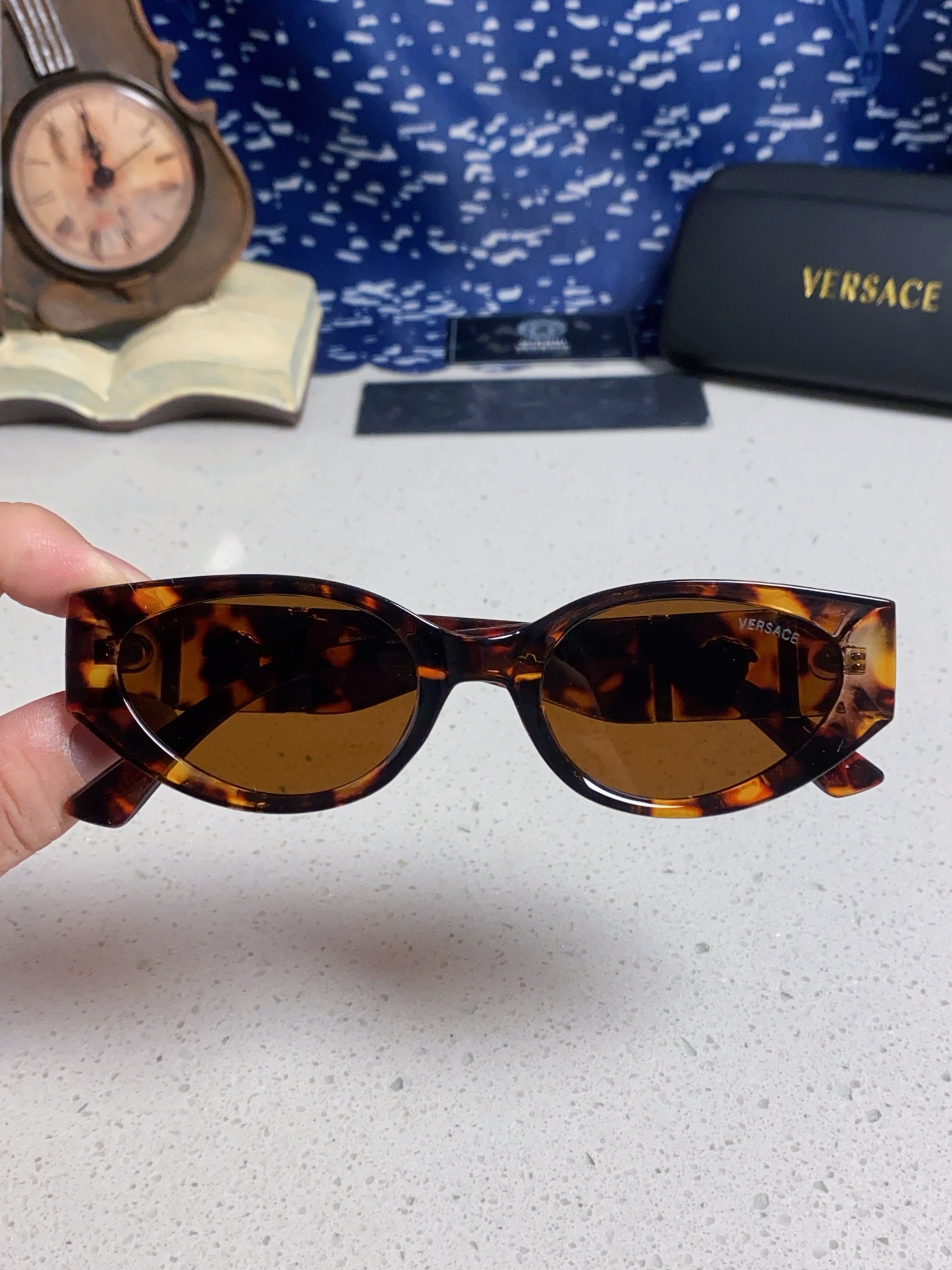 Versace 范思哲 2025新款 经典猫眼造型UV防护女款太阳镜 潮牌风格修饰脸 高品质 