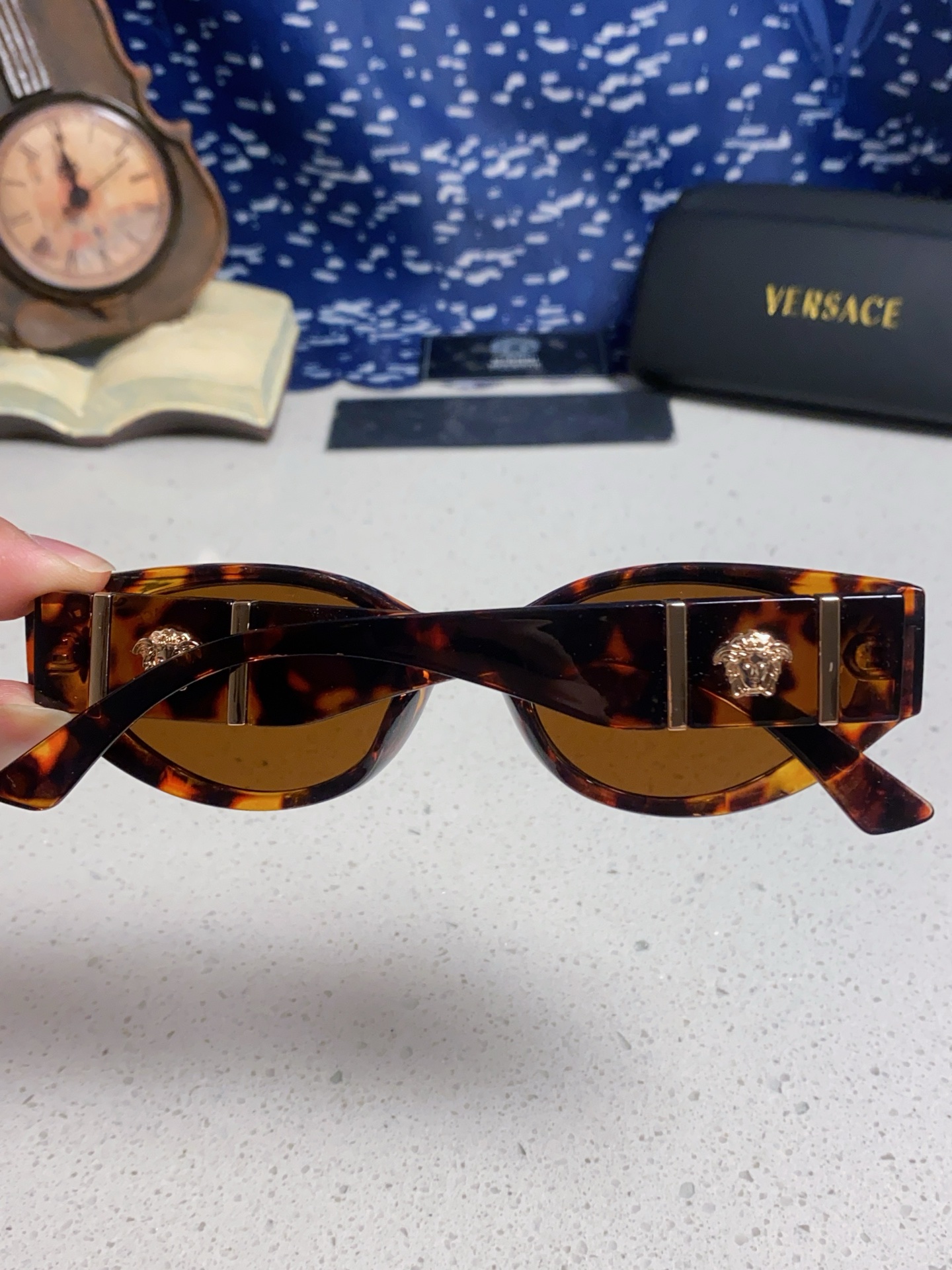  Versace 范思哲 2025新款 经典猫眼造型UV防护女款太阳镜 潮牌风格修饰脸 高品质 