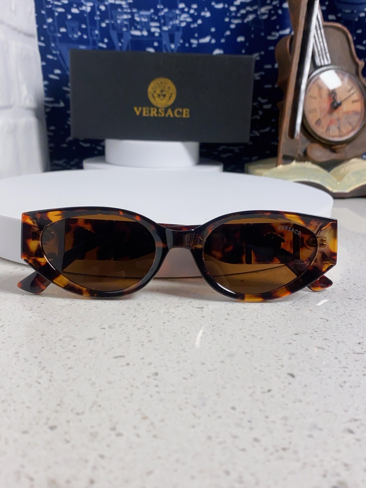  Versace 范思哲 2025新款 经典猫眼造型UV防护女款太阳镜 潮牌风格修饰脸 高品质 