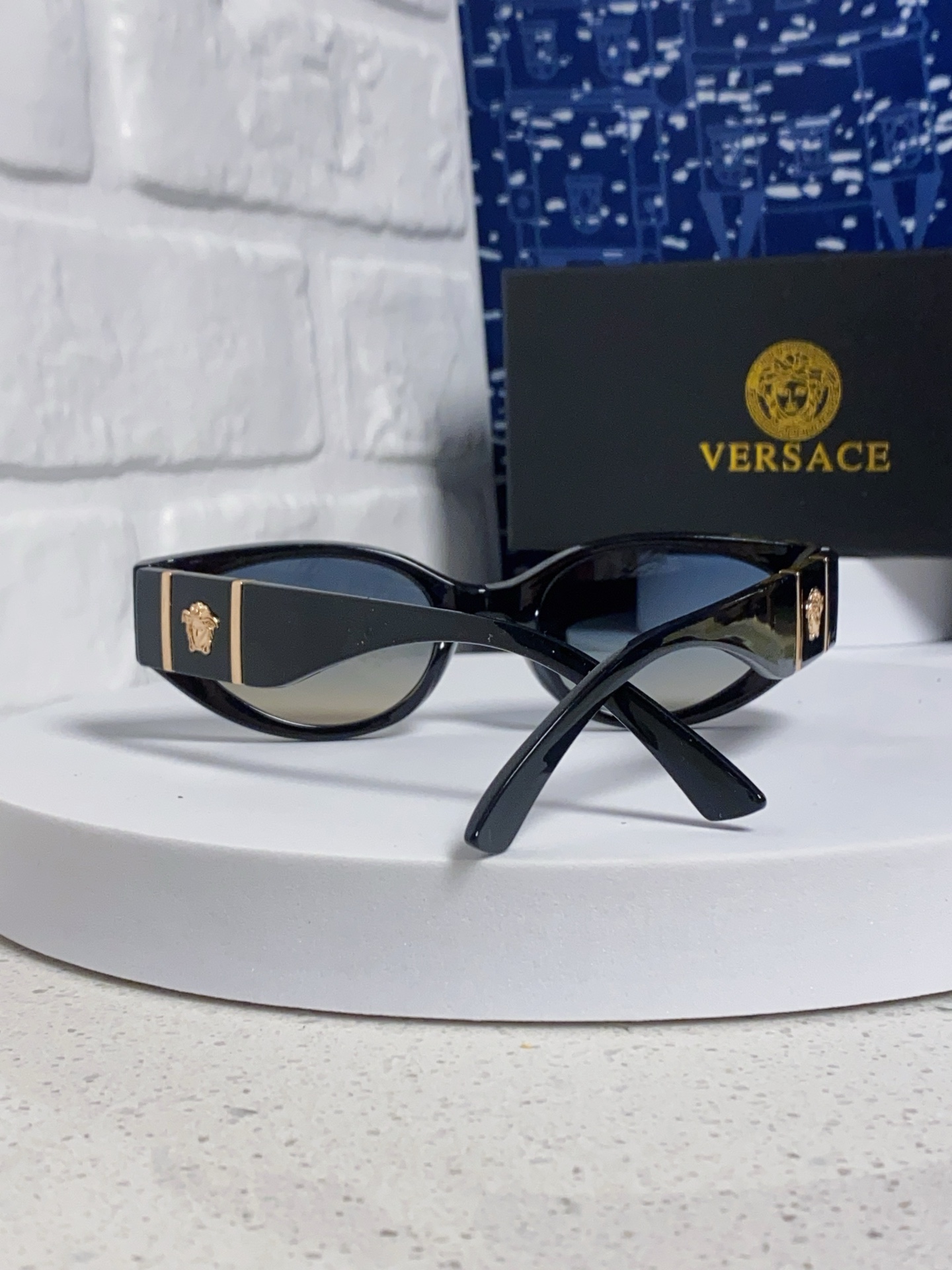  Versace 范思哲 2025新款 经典猫眼造型UV防护女款太阳镜 潮牌风格修饰脸 高品质 