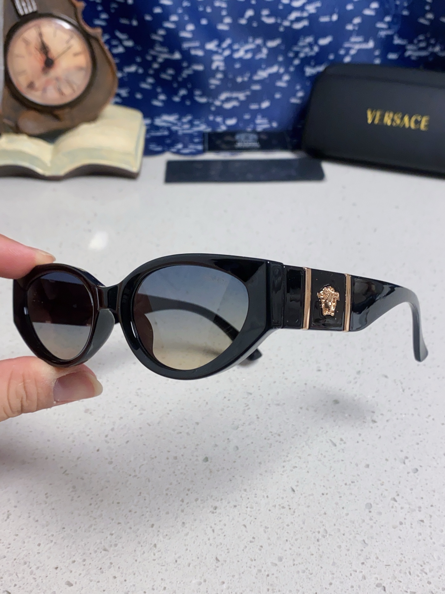  Versace 范思哲 2025新款 经典猫眼造型UV防护女款太阳镜 潮牌风格修饰脸 高品质 