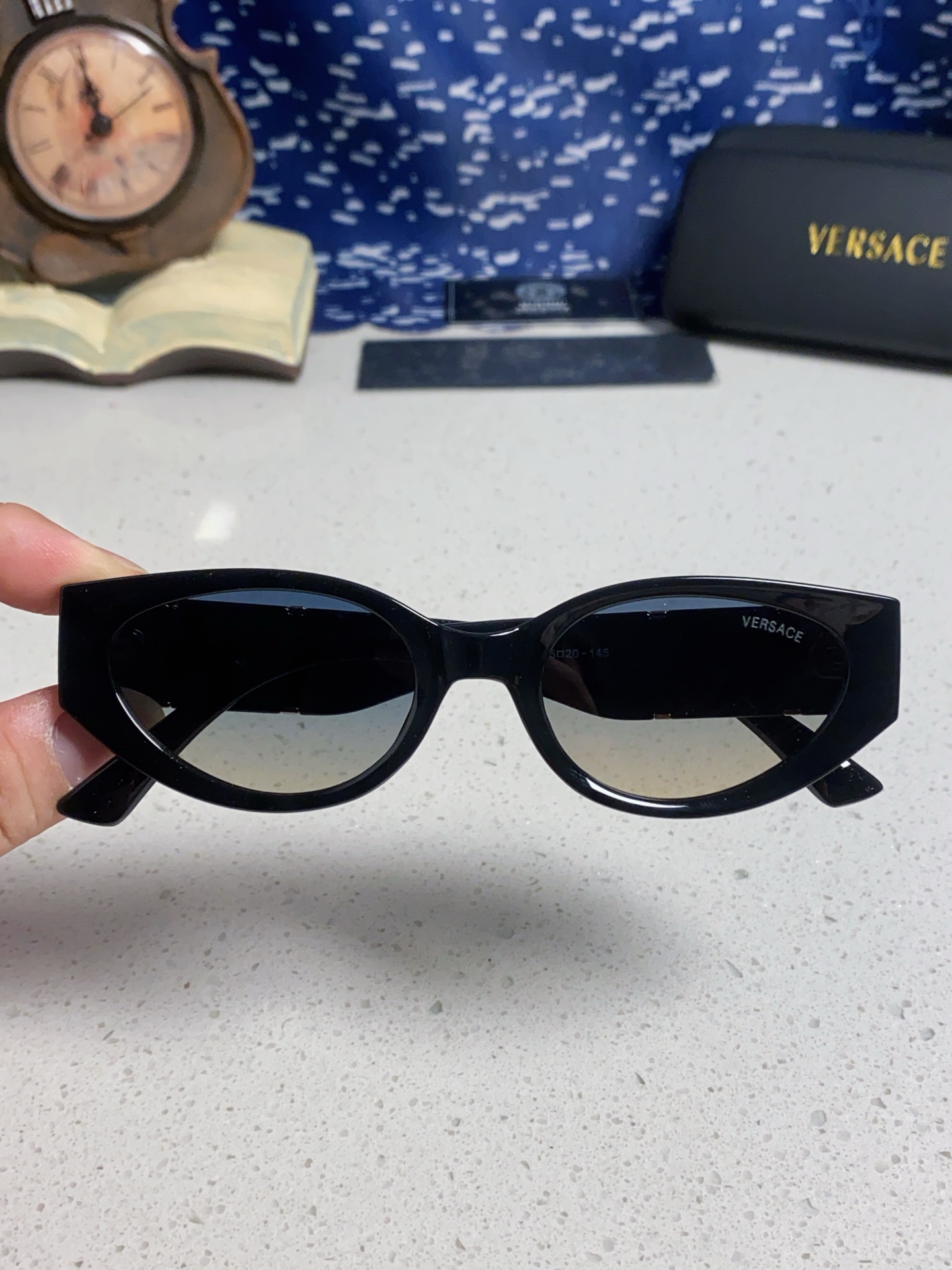  Versace 范思哲 2025新款 经典猫眼造型UV防护女款太阳镜 潮牌风格修饰脸 高品质 