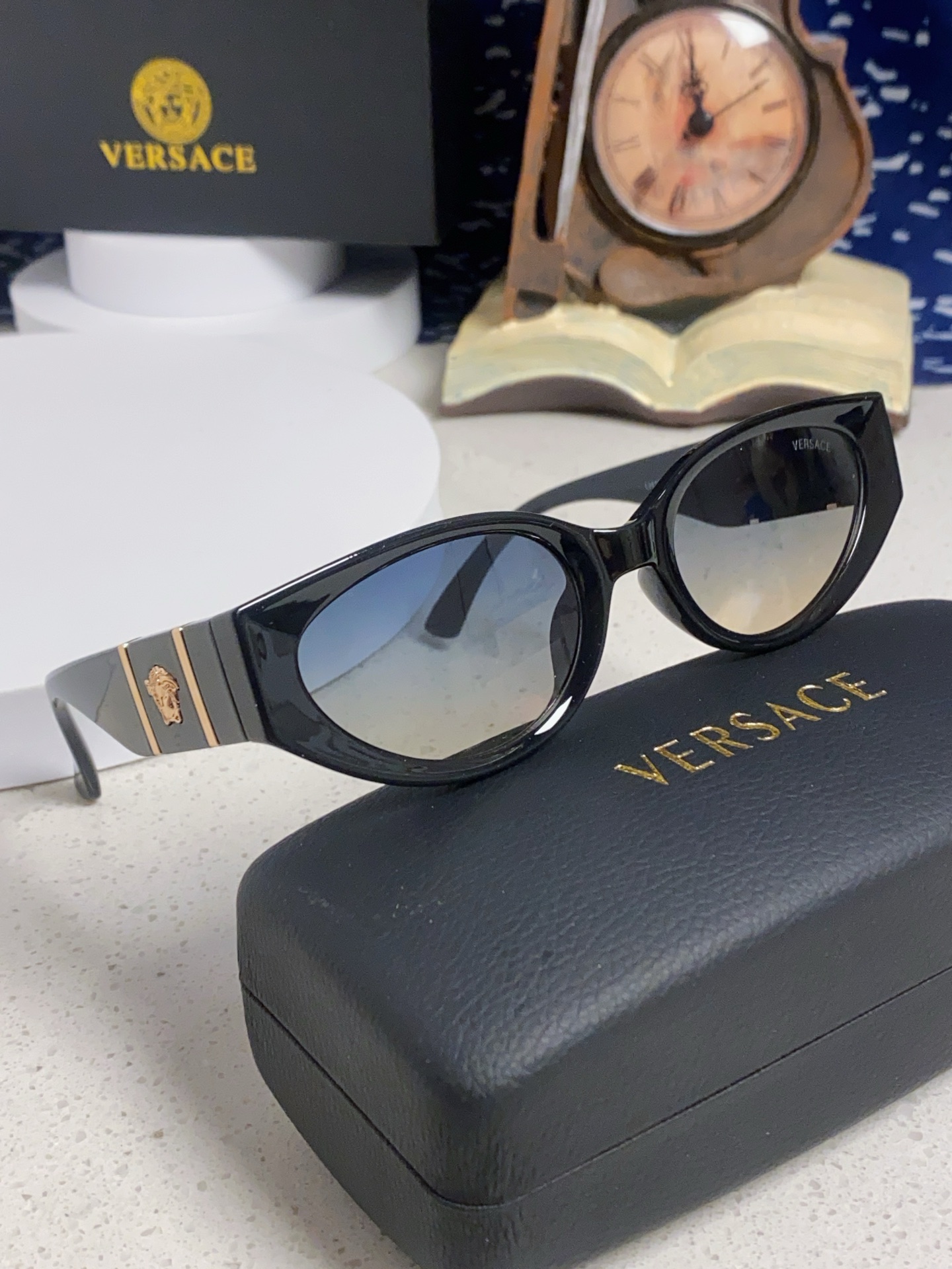  Versace 范思哲 2025新款 经典猫眼造型UV防护女款太阳镜 潮牌风格修饰脸 高品质 