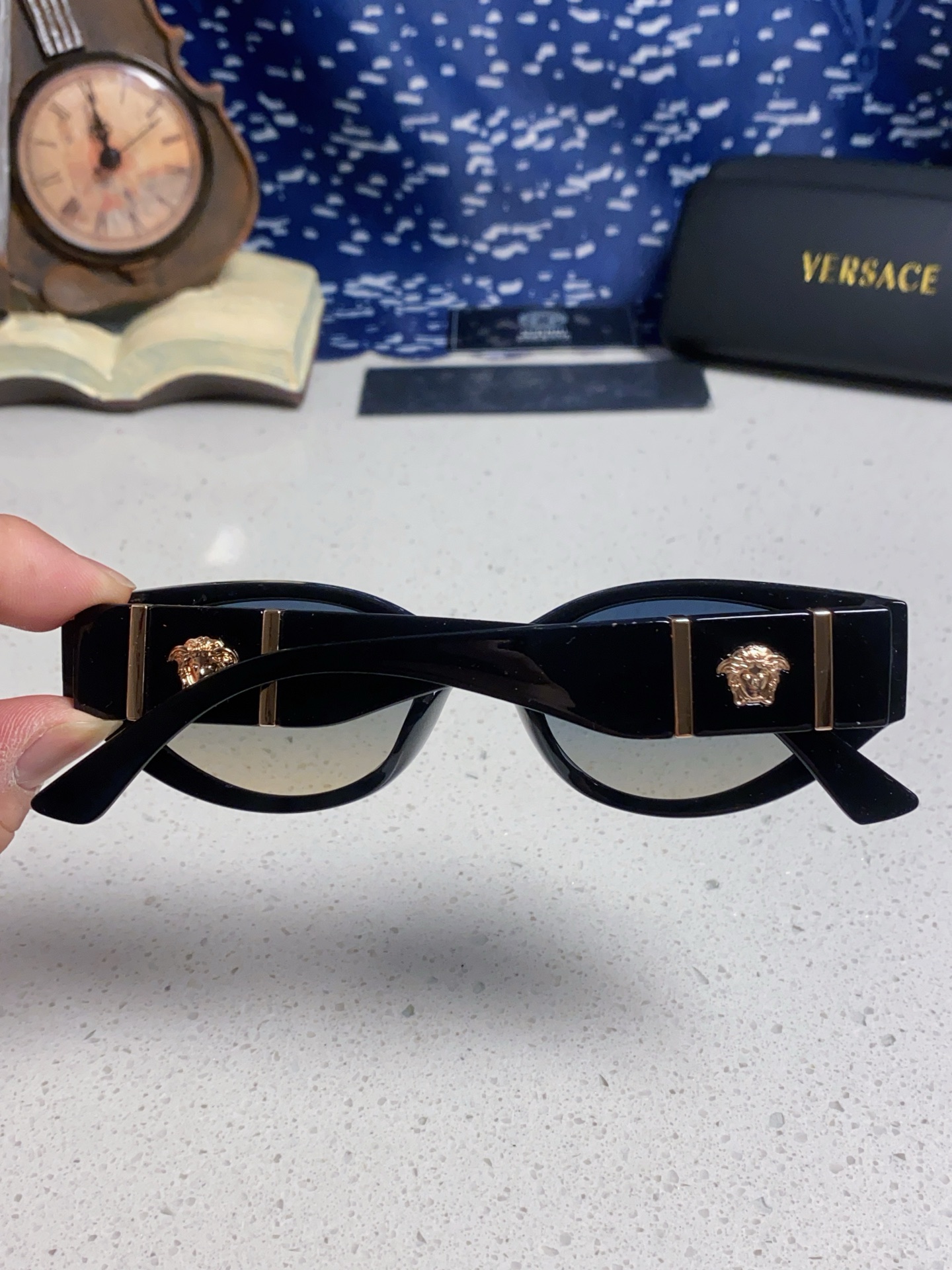  Versace 范思哲 2025新款 经典猫眼造型UV防护女款太阳镜 潮牌风格修饰脸 高品质 