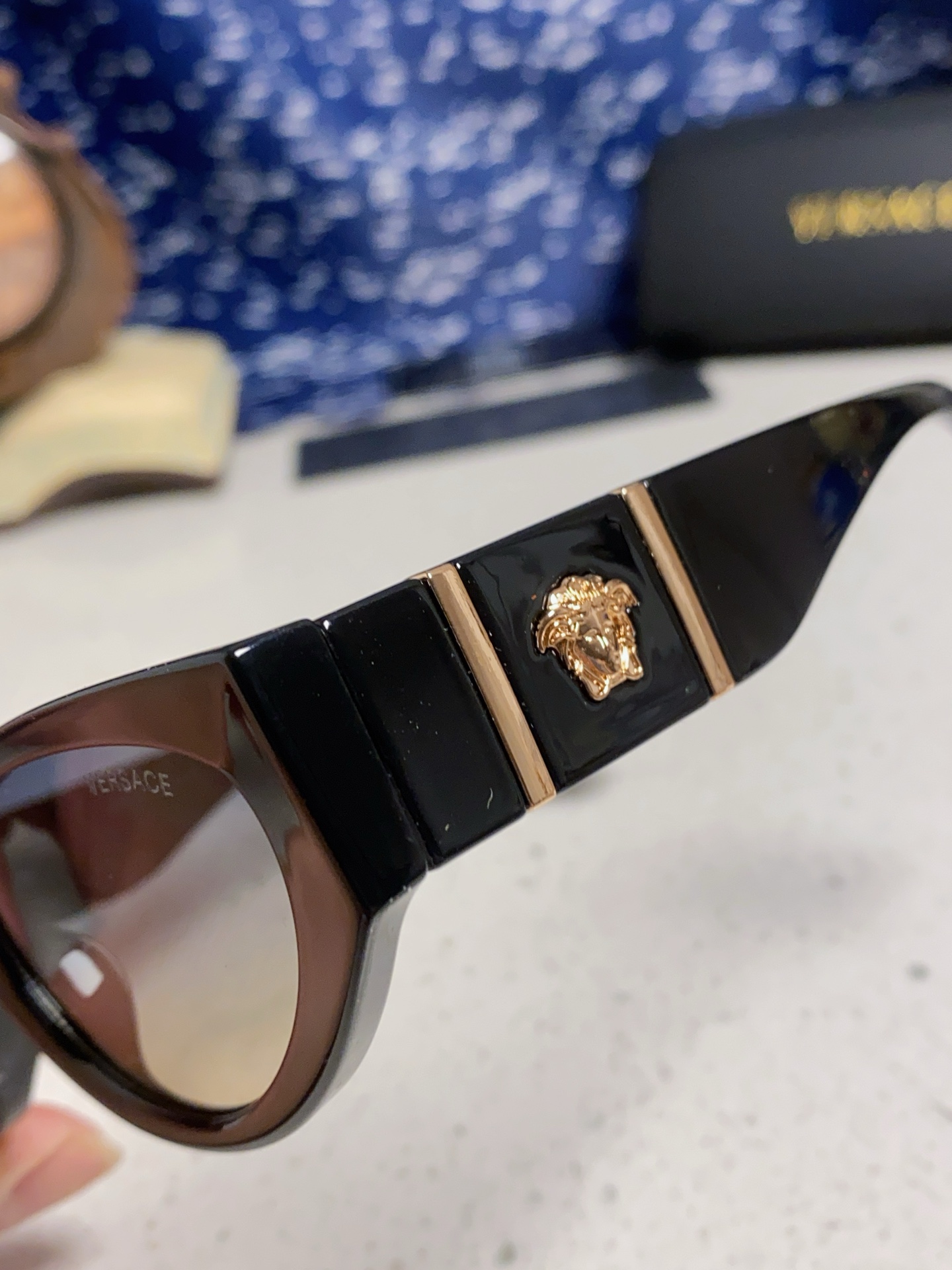  Versace 范思哲 2025新款 经典猫眼造型UV防护女款太阳镜 潮牌风格修饰脸 高品质 